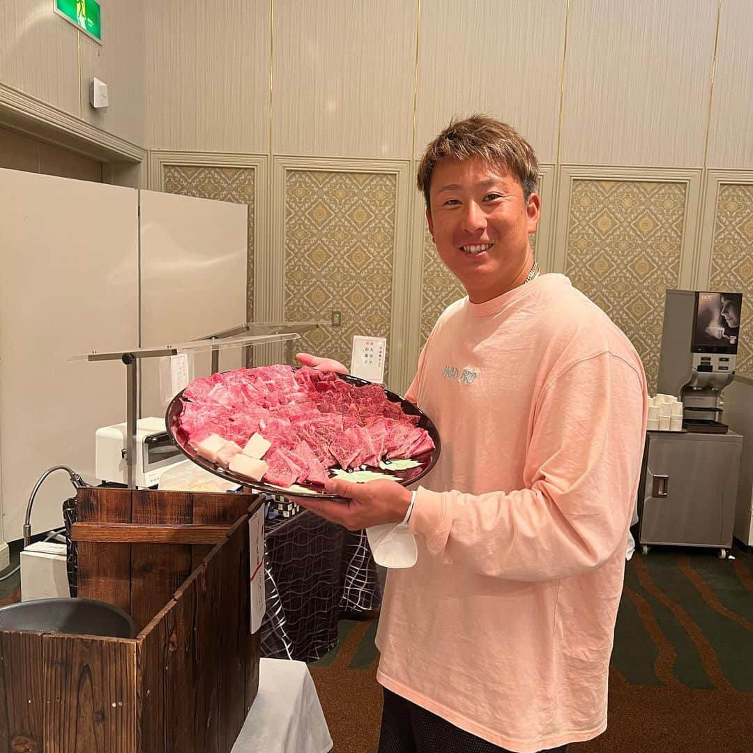 杉本裕太郎のインスタグラム：「優勝のお祝いで徳島のふじおか牧場さんから阿波牛の差し入れをみんなで美味しくいただきました😄 これ食べて明日からも頑張ります⚾️ ありがとうございました❤️  #徳島 #阿南 #ふじおか牧場 #ミートショップふじおか #家から10分ぐらい #牛いっぱいいます」