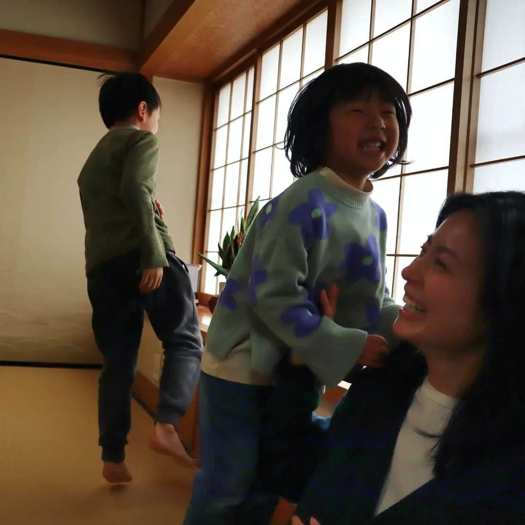 本仮屋リイナのインスタグラム：「⁡⁡またすぐ会えて、よかったね👧👦‪💕‬  空想の物語を作るのが大好きな小さな2人。 姉は、2人と同じテンションもしくはそれ以上に、空想の世界をどんどん広げていて、頭が柔らかくて、すごいな！と、感服です。⁡⁡ ⁡⁡ ⁡#娘が姉にベッタリイナ」