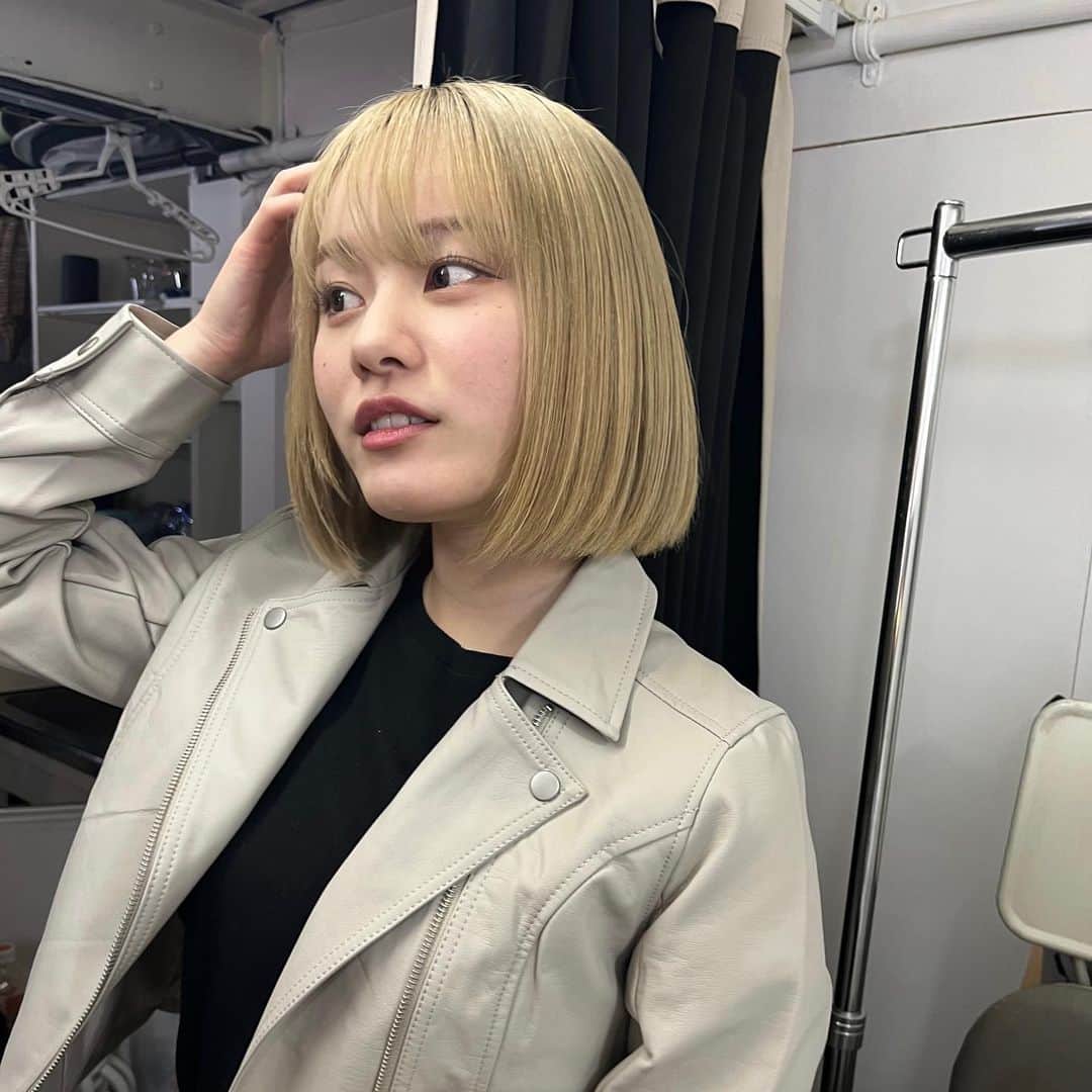 平瀬美里のインスタグラム：「桜だより、届いてますか のビジュアル撮影の時の写真〜🌸 ⁡ 稽古も順調に進んでるよー！！ 今回の会場2面舞台だから少なくても2回みることおすすめします🥺 チケット情報はハイライト見てね〜🎶🎶」