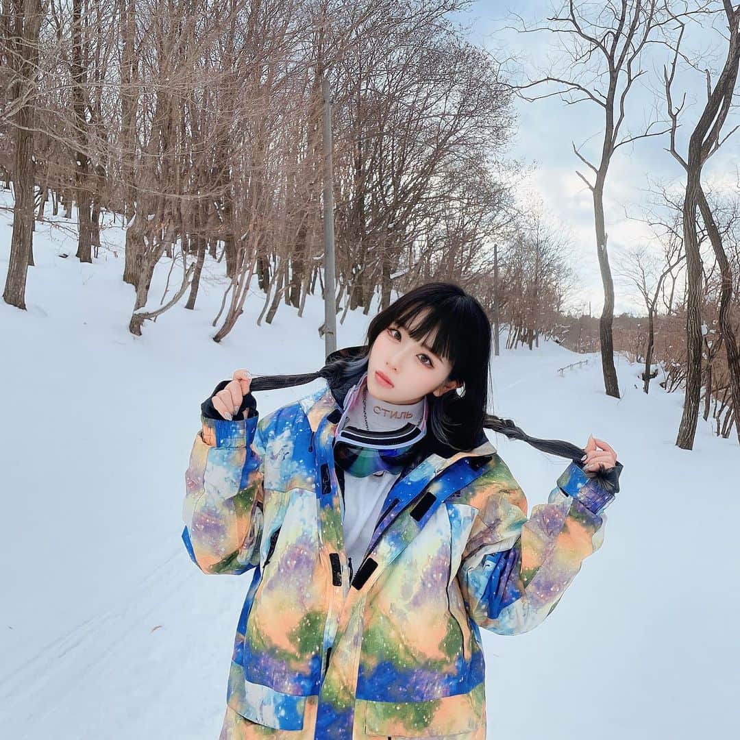 ぬーんのインスタグラム：「⛄️❄️ . . .  .  #snowboarding #snow #youtube #photo #selfie #white #black #nuuuuun #japan #japanese #girl #셀카 #셀스타그램 #오오티디 #올블랙코디 #올블랙패션 #무채색코디 #공주병 #自拍 #点攒 #网红#code #chinamake #lovely #y2k #y2kfashion #love #攝影 #人像攝影 #滑雪」