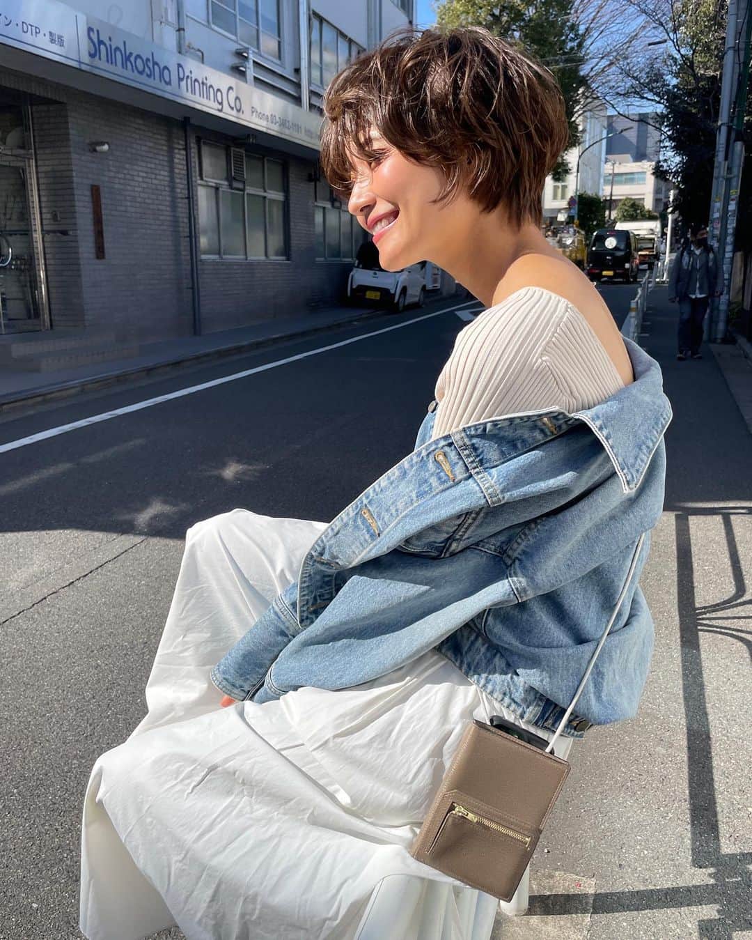 のインスタグラム：「最近愛用中のカードケースとスマートショルダーウォレット👛 @larcobaleno_official グレー×イエローの配色も可愛い、モスグリーンと内側ブラックのカードケースもお気に入り😊 #larcobaleno #ラルコバレーノ #イタリアンレザー #カードケース #ショルダーウォレット #ショートヘア #大人カジュアル #大人カジュアルコーデ #デニムコーデ #ショートパーマ #ショートボブ #レザー小物 #アラサーコーデ #30代ヘアスタイル #40代ヘアスタイル #30代コーデ #30代ファッション #白ニット #ワンピースコーデ」