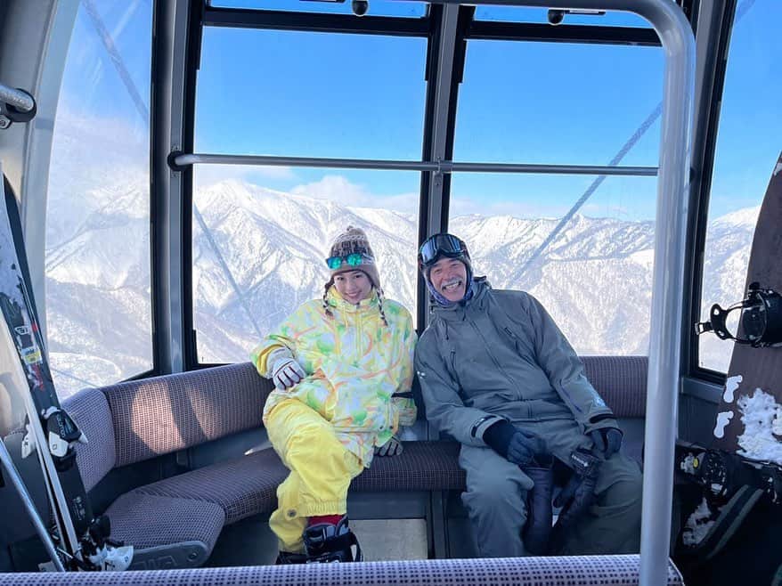 エリイ のインスタグラム：「冬の恒例、真木蔵人さんと雪山❄️❄️❄️ 美しく晴れて、凛とした山で一緒に滑る体感は極上！ その後の温泉＆ラーメン🫠🤍  photo by @kuwaphoto   最高の📸をありがとうございます。  #真木蔵人 #谷川岳」