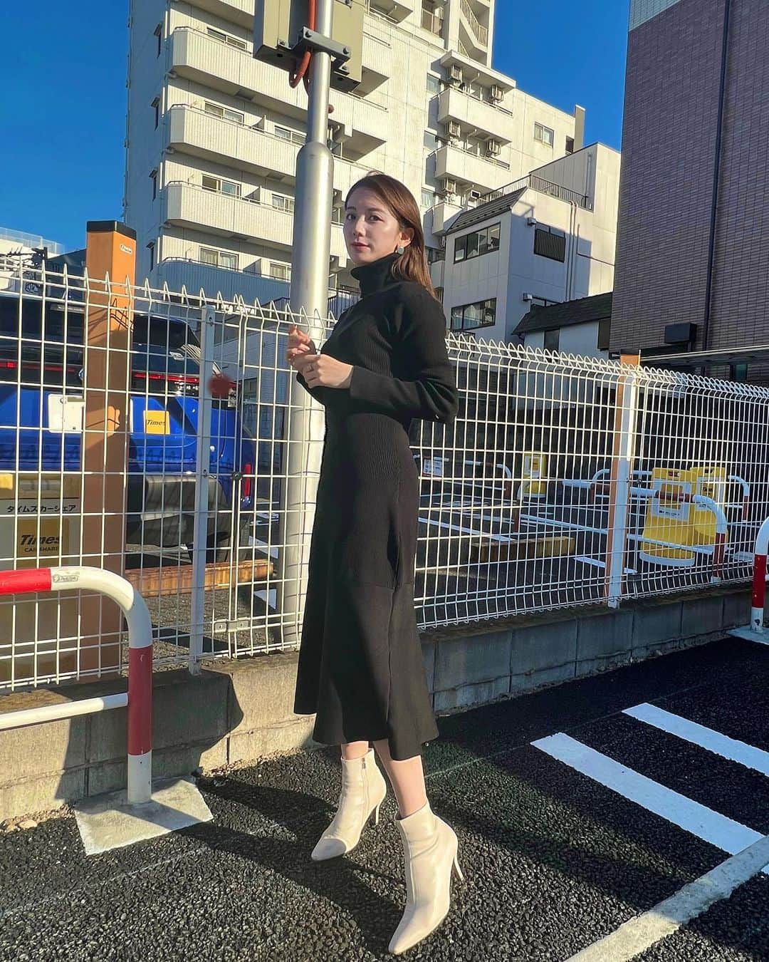のインスタグラム：「首が暖かくて外に居る時間が長いときはこれ着てる☺︎冬晴れって気持ちいい❄️はやくあったかくなってほしいな 👗 @maison_de_lyla  春先もよく履いてる @randa_pic の白ブーツ👢 randaは本当に履き心地が良すぎる。」