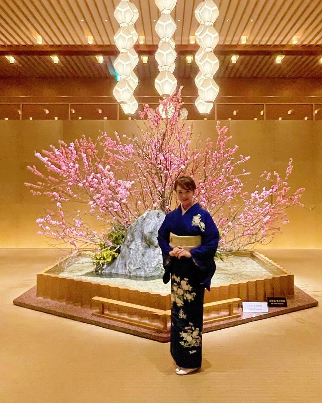 麻生あくらのインスタグラム：「姉の主宰する👘 あこやきもの教室の2023年の新年会をThe Okura Tokyoの ヌーヴェルエポックにて。 地道に真面目にコツコツと続けてこられたあこや先生。ブログの継続力も本当に頭が下がります。 素敵な生徒さんに囲まれて幸せそう💕私も嬉しい😊  来年は10周年だそう✨✨ Akurarobe より先輩だ！🤣  華やかにお祝いしたいね♡🎂  今日はこの日のためにお誂えした おか善さんの付け下げで参加♡ ずっとこんな色のお着物が欲しくてひとめぼれ👘 みんなに褒められて嬉しかった⤴️ 着物は本当に気持ちが上がります♪  #あこやきもの教室 #着付け教室 #ボンジュールきもの #着物 #きもの #おか善 #一目惚れ って素敵な言葉♡ #ホテルオークラ東京 #ヌーヴェルエポック#オーキッドバー #毎日フレンチ　🤣 #theokuratokyo #akurarobeboutique  #akurarobe #アクラローブ #アクラローブブティック  @theokuratokyo @kyogofuku.okazen @akurarobe_boutique」