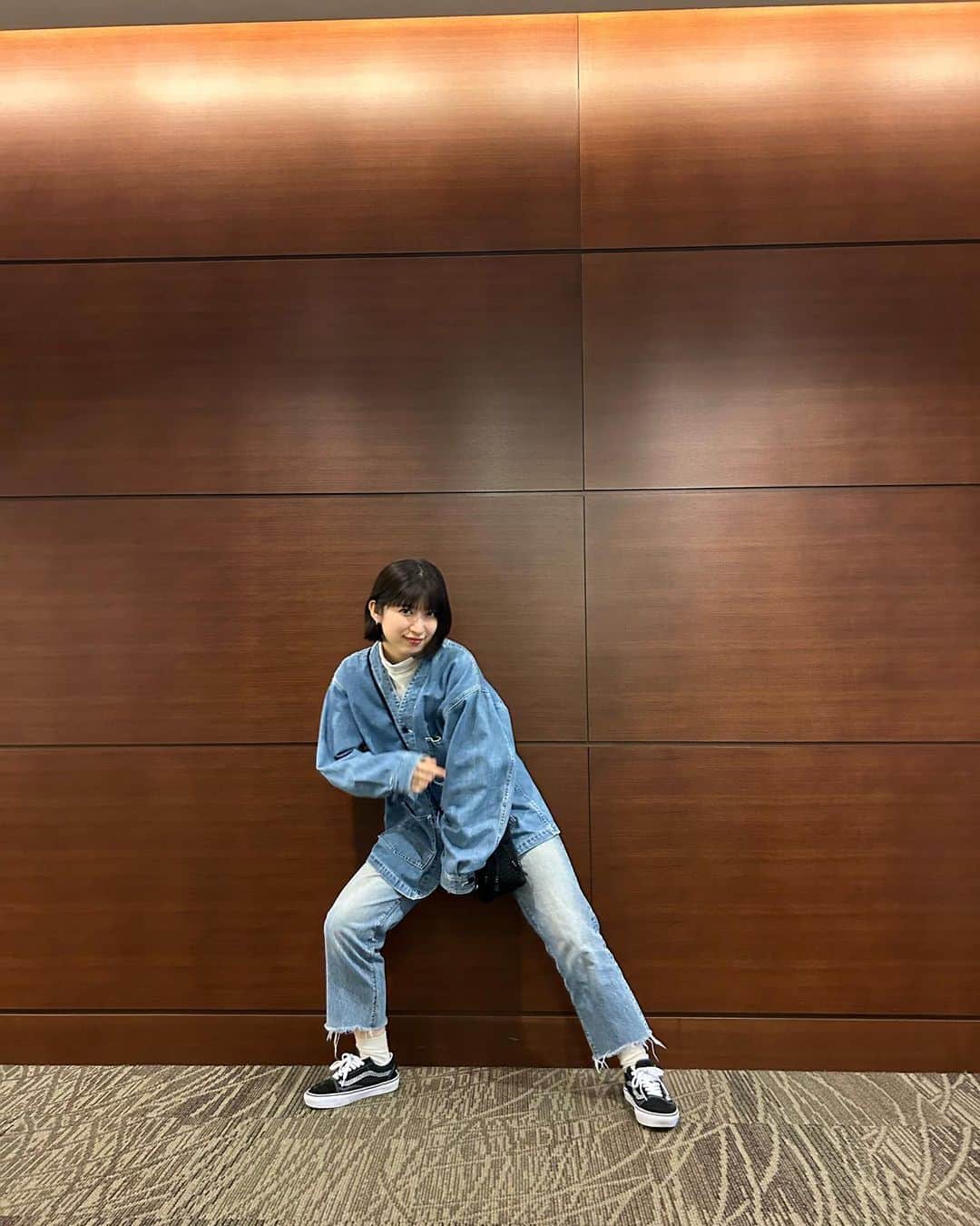 のインスタグラム：「今日はオンラインお話会！ ありがとうございました💭🌍  #今日のふく #まともなポーズなんもない #また飛んでみた」