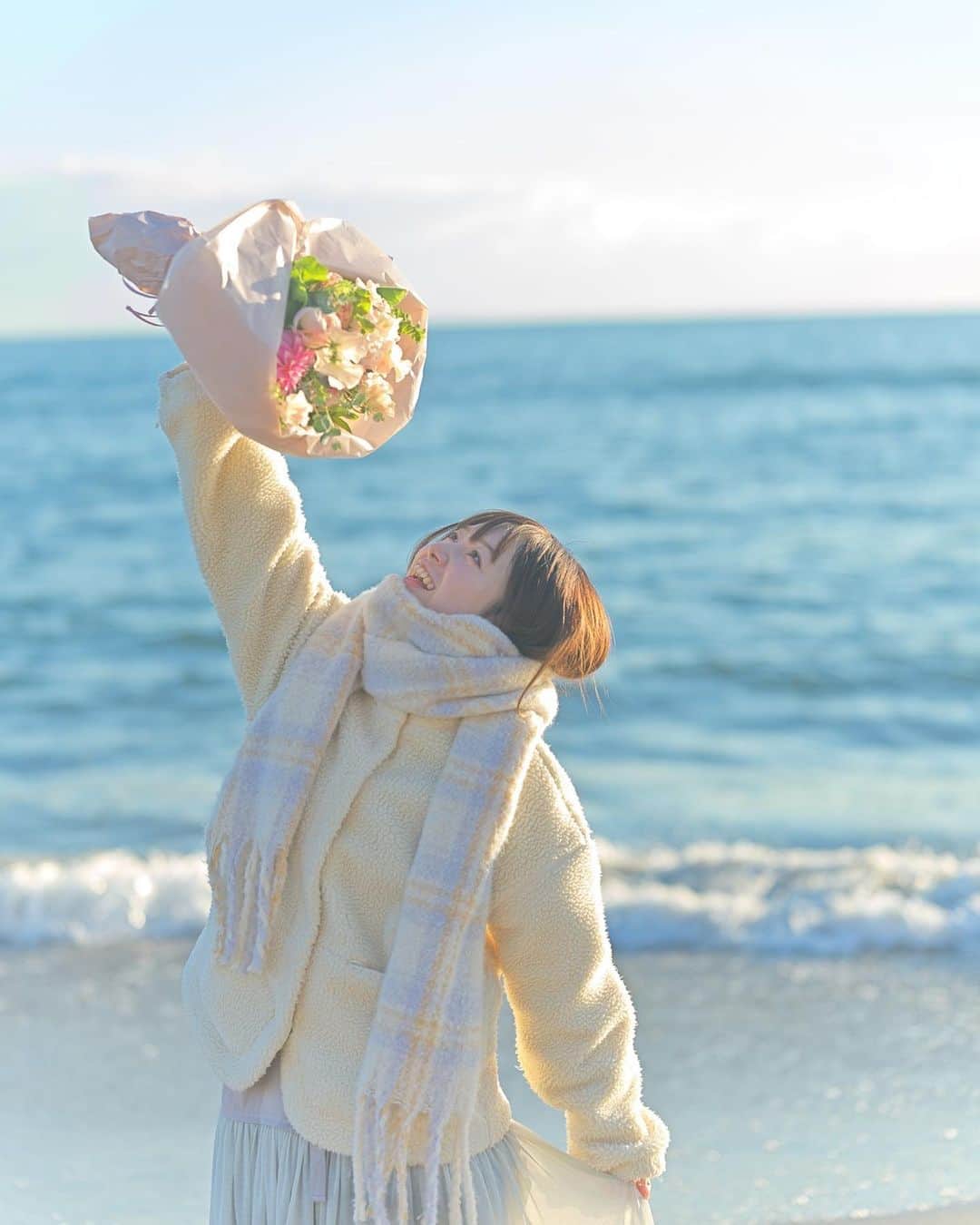 伊藤美羽のインスタグラム：「. 💐 今日は暖かく過ごしやすい気温でしたね☀️  春が来る前に、急いでマフラー姿のデータを投稿します笑 冬の海撮影、楽しかったーー！」