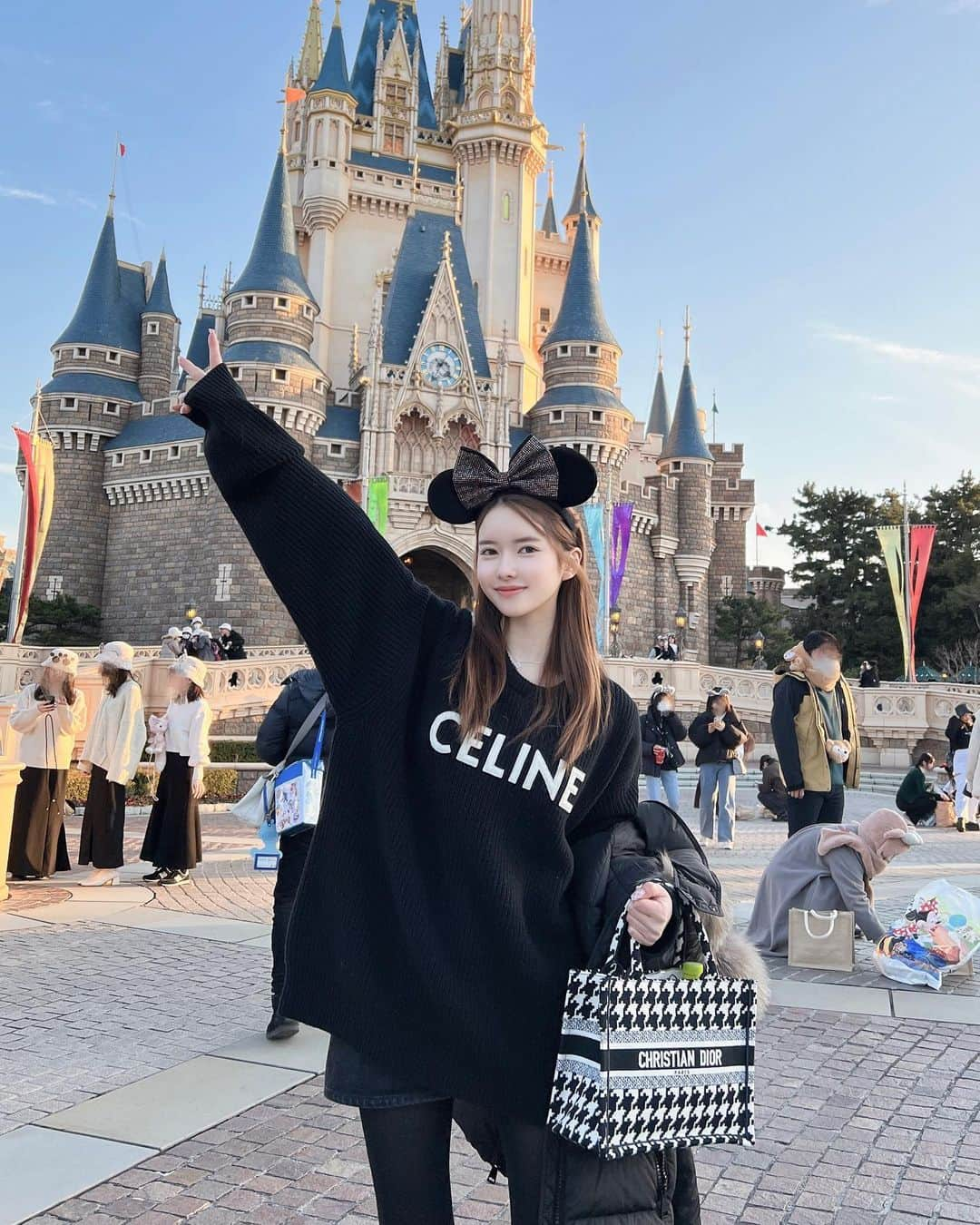 ゆめさんのインスタグラム写真 - (ゆめInstagram)「急遽ノリで行ったTDL🐭🏰👩‍👦💕笑  突然思いついたからどっすぴんだし 髪の毛ボサボサだったけど めっちゃ楽しめた✌️😆🌸  そしてしっかり風邪引いたよ🤧😷笑  #息子とお出かけ #写真撮るのうますぎ笑」2月19日 20時49分 - ___yu.me___