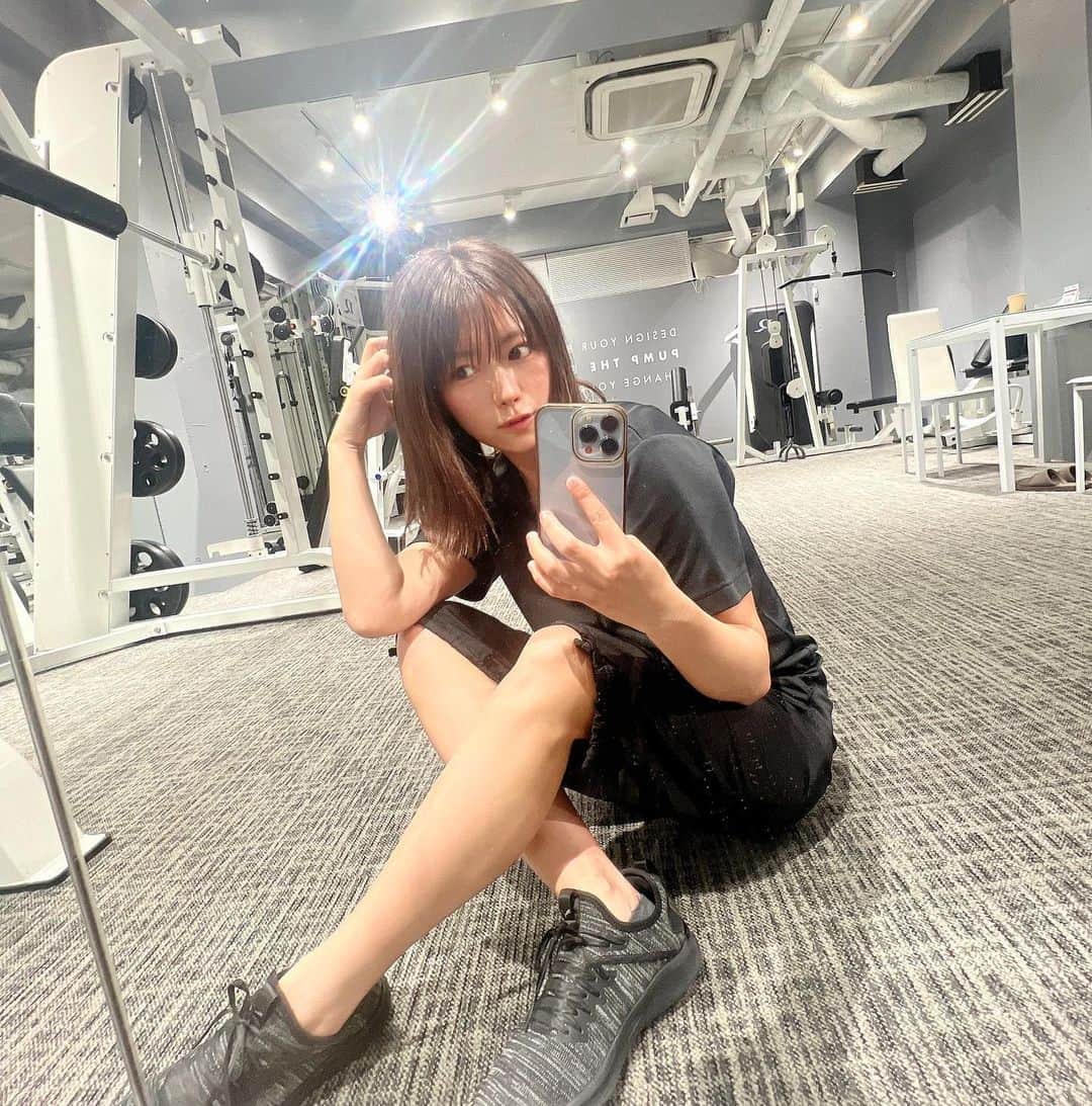 山内鈴蘭のインスタグラム：「股関節周りの筋力アップと体幹トレーニング☹️🔥🔥🔥  @revias_official   股関節が硬くて 上手く身体が使えないのが 最大の悩みだからこそ ストレッチを交えた筋トレを🔥  確実にバックスイングで 股関節とお尻に体重乗せれてる！  ブレない体づくりがんばるぞー☺️💓  お仕事の合間に！ ウェアも靴もお借りできるのありがたいよー😭  #ジム #パーソナルジム #パーソナルトレーニング #代官山 #トレーニング #トレーニング女子 #スクワット #トレーニングウェア #ゴルフ女子 #ゴルフトレーニング #トレーニング動画 #股関節ストレッチ #ストレッチ #体幹トレーニング #体幹 #筋トレ女子 #ゴルフ好きな人と繋がりたい」