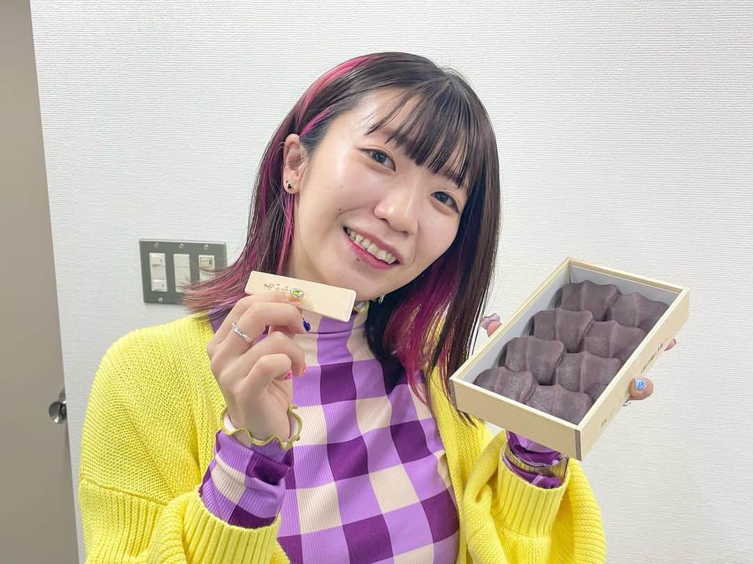 ぱいぱいでか美のインスタグラム：「赤福❣️ . タイ投稿の前にしてた三重投稿途中だったの 覚えてるやついるぅ⁉️という感じですが続きです。 (1月末くらいの写真！)  三重帰省から東京戻りの日、事務所に行く用事があったので 赤福買っていったよー！ 自分が食べたいからっていうのが一番の理由だけど笑 一人で食べるには多いからスタッフさんたちと食べました♡ 初めて食べるスタッフさんからも好評で嬉しかった！ やっぱ三重といえば赤福ですよね〜 ちなみにおかげ横丁で買った♡ この前三重行った友達も赤福買ってきてくれたから 最近よく食べてて嬉しい！  あと赤福のストラップも買ってiPhoneにつけてます🫶🏻 小せぇ赤福……愛おしすぎ🫶🏻 . #赤福 #三重 #三重県 #おかげ横丁 #でか美ちゃん」