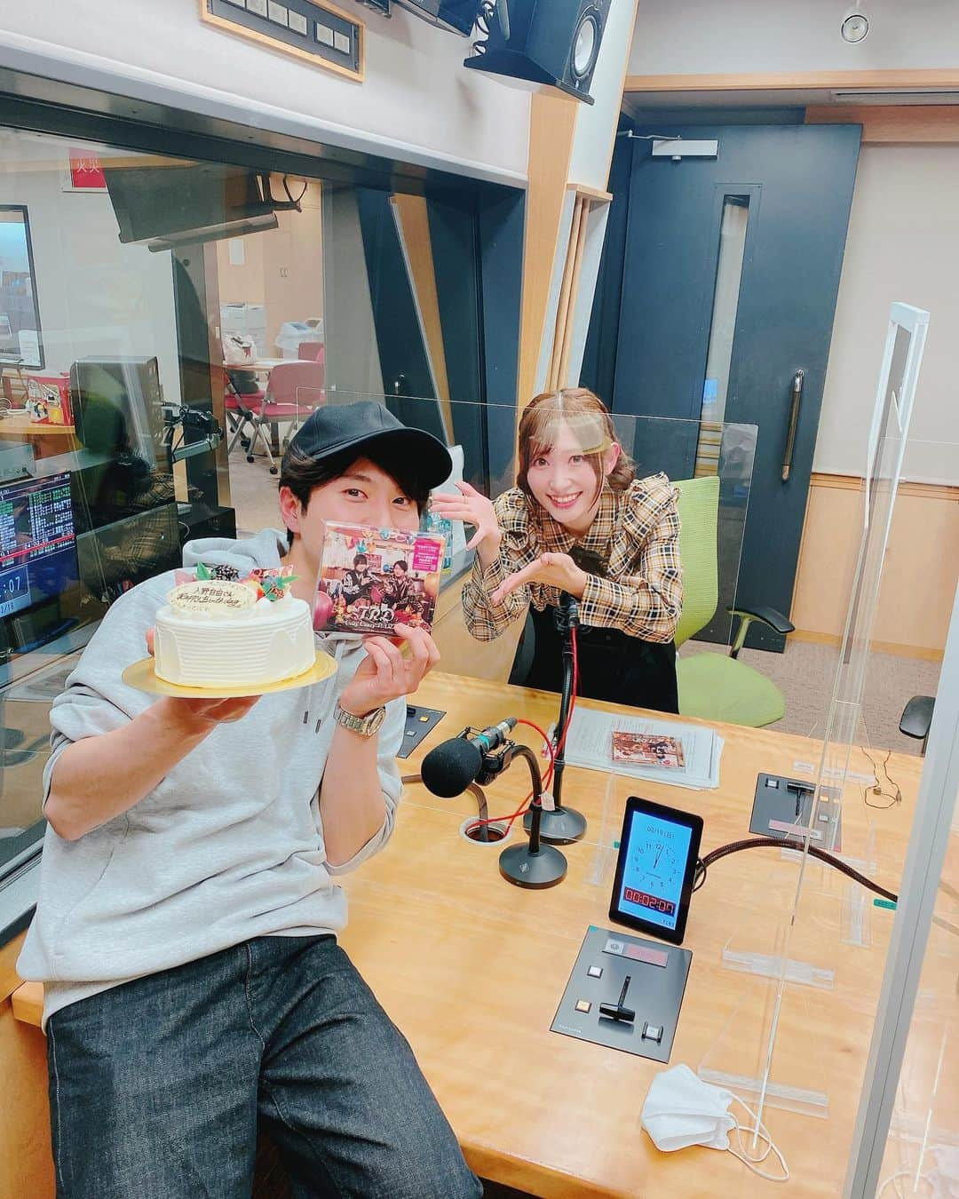 入野自由さんのインスタグラム写真 - (入野自由Instagram)「お誕生日でございます。お祝いして頂きました！嬉しい！皆様ありがとうございます！お嬢！こむちゃスタッフの皆様！ありがとうございました😊 インスタライブもアーカイブご覧頂きありがとうございました。楽しかった。また！『夜叉ヶ池』宜しくお願いします！  #入野自由 #こむちゃ #夜叉ヶ池」2月19日 12時09分 - uuu_red