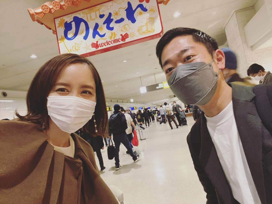 武田訓佳さんのインスタグラム写真 - (武田訓佳Instagram)「🌺 ・ ・ 大阪の寒風にふかれながら🥶← 沖縄の太陽を思い出してます🌞笑 はー戻りたい💕 ・ ・ ３年ぶりの沖縄キャンプ取材🐯 タイガース党のツアーでした♡ ・ 糸原選手にインタビュー🎤 VTRでもご覧いただいたように とっても気さくにお話してくださって嬉しかったなぁ☺️ ・ ・ 久しぶりの沖縄の空気にわくわく💓 めんそ〜れ撮りたいっ！ってわちゃわちゃしてたら 橋本アナが一緒に写ってくれました🤳🎶 ・ ・ そしてそして。 タイガース党ツアーご参加いただいたみなさま ありがとうございました🥰 ・ 直接お話ができる機会、 あらためてよい時間だったなぁと にまにま振りかえってます🫖🍪 ・ こんなチャンスが今年は たくさんあるといいなぁ🤍💛 ・ ・ ・ #タイガース #沖縄 #キャンプ #2023 #見学ツアー #熱血タイガース党 #are #たけだのおしごと #秘書 #カヌチャベイリゾート #❤️」2月19日 12時17分 - kunika0117