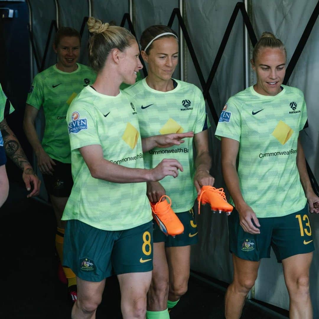 タメカ・バットのインスタグラム：「Just a few Queenslander’s happy it’s game day! 💚💛」