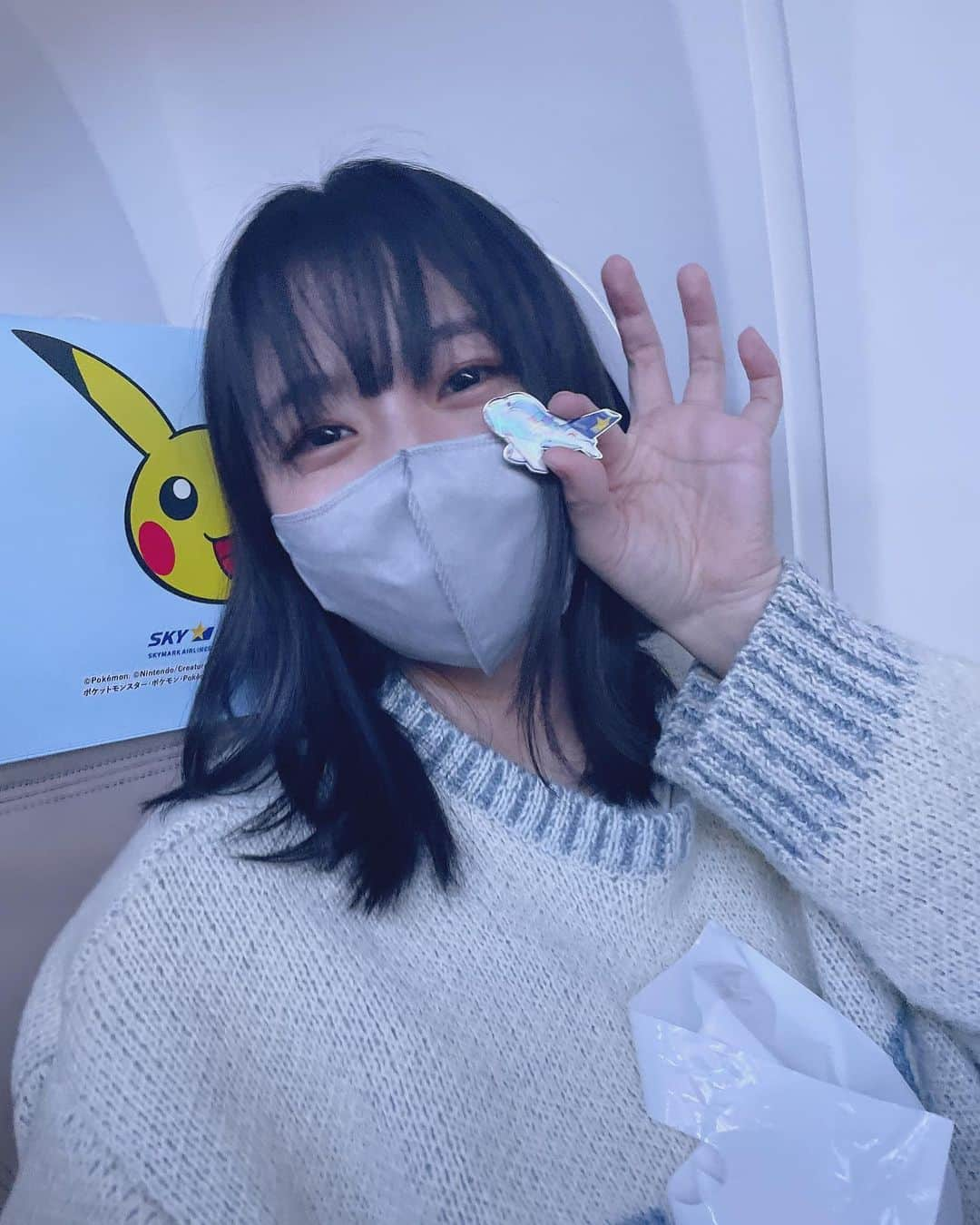 瀧野由美子のインスタグラム：「帰りの飛行機は ポケモンジェットだった〜〜！  記念メダルゲットだぜ！  #STU48 #瀧野由美子 #ポケモン #ピカチュウ  #ポケットモンスター  #ピカチュウジェット  #ポケモンジェット  #飛行機 #北海道旅行」