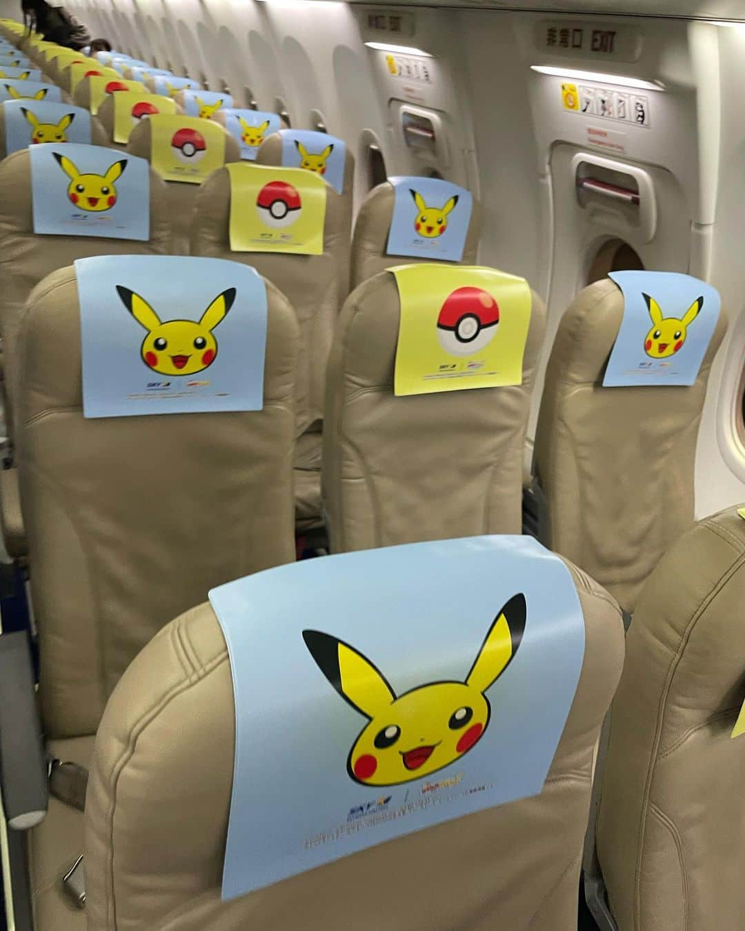 瀧野由美子さんのインスタグラム写真 - (瀧野由美子Instagram)「帰りの飛行機は ポケモンジェットだった〜〜！  記念メダルゲットだぜ！  #STU48 #瀧野由美子 #ポケモン #ピカチュウ  #ポケットモンスター  #ピカチュウジェット  #ポケモンジェット  #飛行機 #北海道旅行」2月19日 12時45分 - yumiko_anko