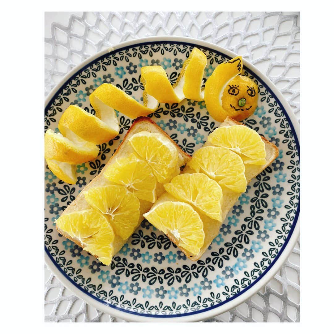 望月理恵さんのインスタグラム写真 - (望月理恵Instagram)「はちみつレモントースト  バターを塗ってからはちみつを絡めたレモンを 乗せて焼きます。 いまいちな人多そうですが、 私は、、好きなんです☺️ もちろんそのままも好きなんですが、 フルーツを温めるのが好きなんです。  #レモントースト #酢豚にパイナップルも好き  #お皿に顔　笑」2月19日 12時51分 - mochiee28