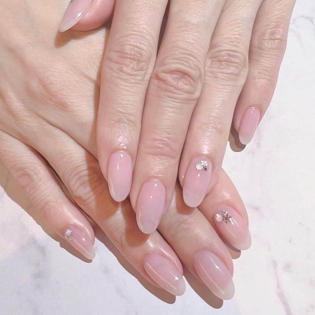 黒崎えり子さんのインスタグラム写真 - (黒崎えり子Instagram)「ℂ𝕝𝕖𝕒𝕣 ℙ𝕚𝕟𝕜❄️💗 nails by  @azusa_ari3007   #ピンクネイル #クリアピンク #透明感カラー  #エレガントネイル #上品ネイル #冬ネイル #pinknails  #clearpinknails  #elegantnails  #winternails   #erikonail #nails #naildesign #nailstagram #nailart #エリコネイル #ネイル #ネイルデザイン  #erikonail #表参道ネイルサロン #erikonail有賀杏里」2月19日 13時01分 - erikonail