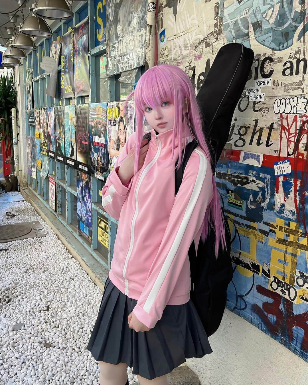 のインスタグラム：「ヴィレヴァン前で待ってるぼっちちゃん✋」