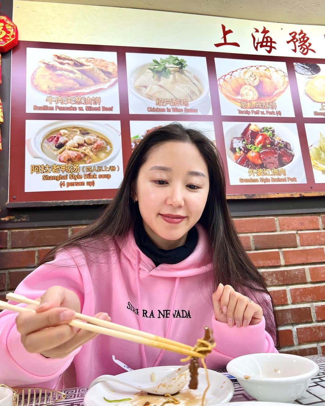 澤山璃奈さんのインスタグラム写真 - (澤山璃奈Instagram)「先月クイーンズにあるフラッシングというチャイナタウンに行ってきました🇨🇳  それから小籠包にハマってて、今週だけで3回も食べてます🤤❤️  フラッシングは本当に中国みたいで驚き😳❗️ ＋台湾のカフェ、韓国コスメ、日本の物が売ってるお店 という感じで楽しかった〜✨😆  ちょうど旧正月のセールがやってる時期でnature republicも激安になっていたのでいくつかコスメを買いました💄  日本の物が売ってるお店で歯ブラシもゲット🪥  NYは本当に色々な人達がいて、色々な場所や文化があってすごくおもしろい😍❗️  "マンハッタンはマンハッタン！ 他の場所も行って初めてNYを知れるよ" とみんなに言われたけれど、だんだんその意味がわかってきた気がします🤔✨  I went to Flushing in Queens! Flushing is like real China🇨🇳 after that,I'm into Xiaolongbao! I ate Xiaolongbao 3times this week🤣  There are Taiwan style cafe,K-cosme shop,japanese goods shop🇹🇼🇰🇷🇯🇵 I had a so much fun❤️  NY has a lot of kind cultures,areas and people👍🏽 It's very interesting✨  🗽　#sawarina_ny   #NYグルメ #nycrestaurants #nyrestaurant  #アメリカ移住 #NY移住 #アメリカ生活 #NY生活 #NY #NYC #nylife #nyphoto」2月19日 13時41分 - rinasawayama