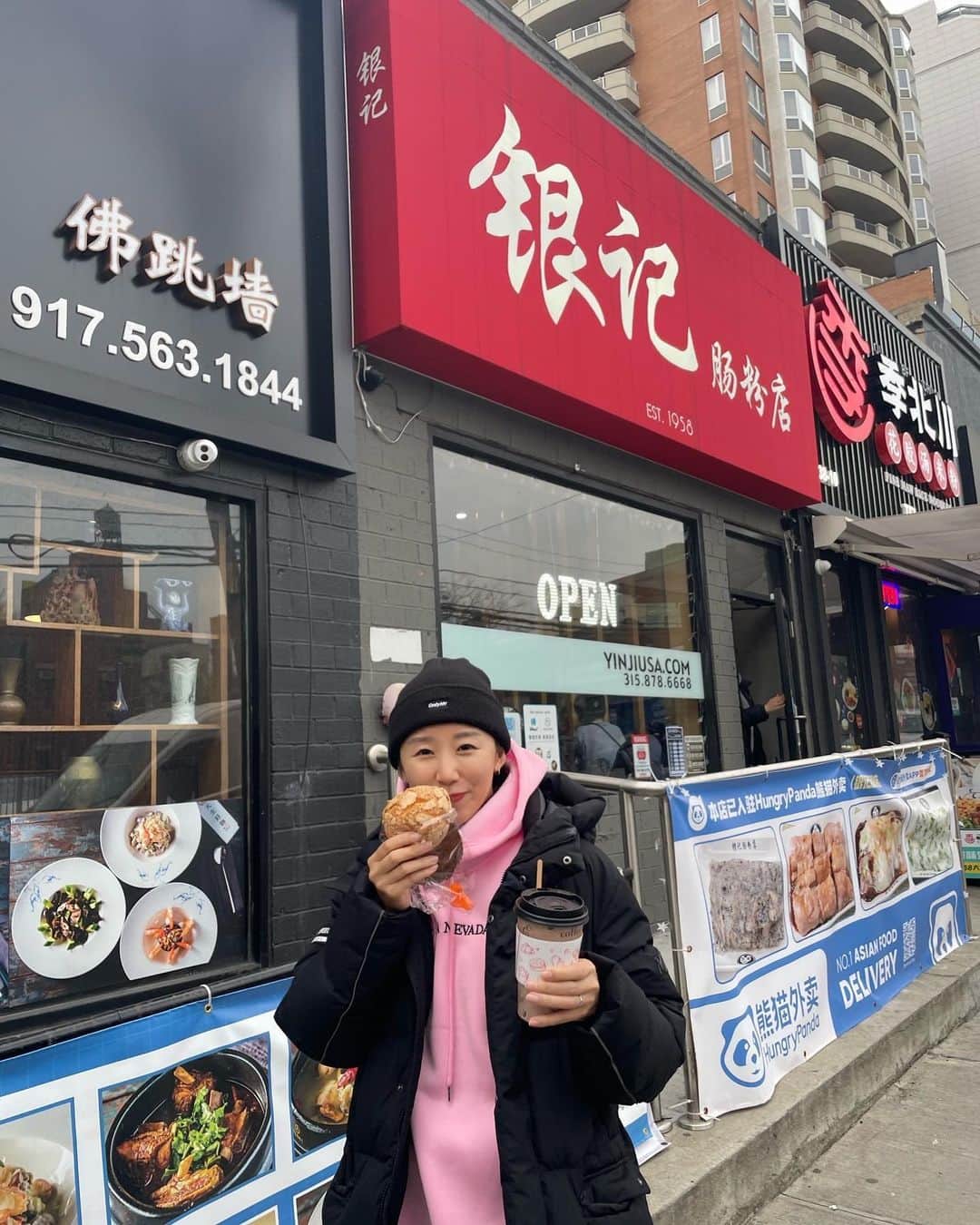 澤山璃奈のインスタグラム：「先月クイーンズにあるフラッシングというチャイナタウンに行ってきました🇨🇳  それから小籠包にハマってて、今週だけで3回も食べてます🤤❤️  フラッシングは本当に中国みたいで驚き😳❗️ ＋台湾のカフェ、韓国コスメ、日本の物が売ってるお店 という感じで楽しかった〜✨😆  ちょうど旧正月のセールがやってる時期でnature republicも激安になっていたのでいくつかコスメを買いました💄  日本の物が売ってるお店で歯ブラシもゲット🪥  NYは本当に色々な人達がいて、色々な場所や文化があってすごくおもしろい😍❗️  "マンハッタンはマンハッタン！ 他の場所も行って初めてNYを知れるよ" とみんなに言われたけれど、だんだんその意味がわかってきた気がします🤔✨  I went to Flushing in Queens! Flushing is like real China🇨🇳 after that,I'm into Xiaolongbao! I ate Xiaolongbao 3times this week🤣  There are Taiwan style cafe,K-cosme shop,japanese goods shop🇹🇼🇰🇷🇯🇵 I had a so much fun❤️  NY has a lot of kind cultures,areas and people👍🏽 It's very interesting✨  🗽　#sawarina_ny   #NYグルメ #nycrestaurants #nyrestaurant  #アメリカ移住 #NY移住 #アメリカ生活 #NY生活 #NY #NYC #nylife #nyphoto」