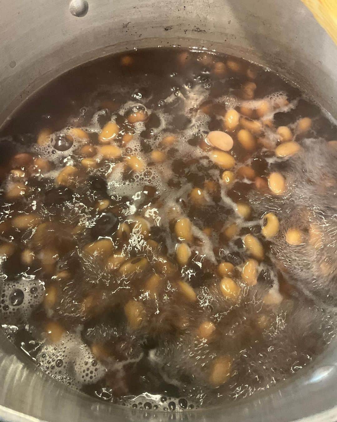 野島健児さんのインスタグラム写真 - (野島健児Instagram)「今回の味噌は  黒豆やハトゴロシを使って 無農薬玄米の麹やら とにかく混ぜこぜです  ちょっとだけしか作りませんでした」2月19日 13時44分 - nojima_kenji