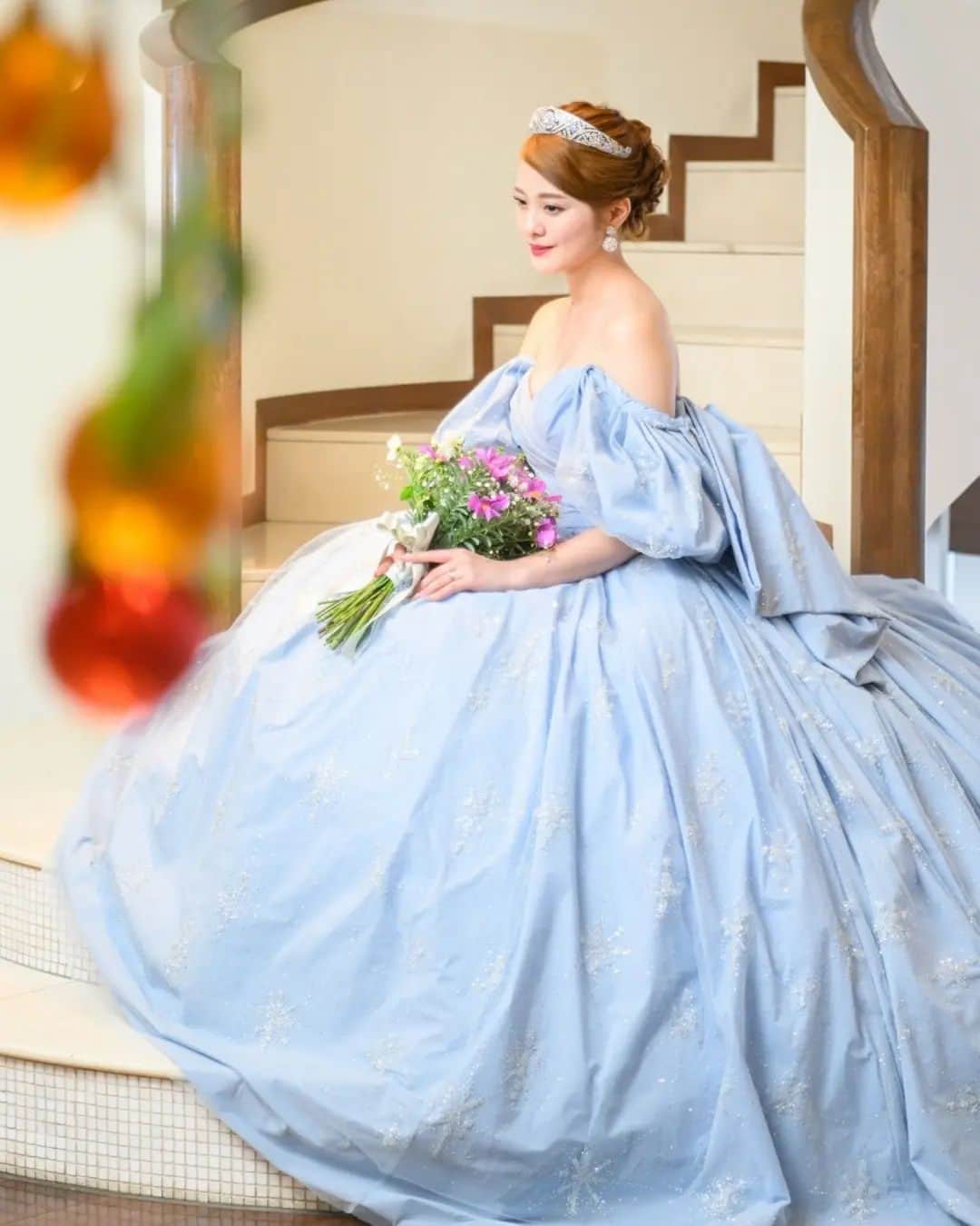 楠木杏さんのインスタグラム写真 - (楠木杏Instagram)「みなさんこんにちは🌞 花粉が凄くて私は早々にダウンしちゃってるけど、みんなは大丈夫？ 今年の花粉はパワー全開みたいだから気を付けようね🤜🤛🔥  今日はカラードレスのこと🤍  カラードレスは、KuraudiaのDisney Princess Design Wedding Dressの6th collectionが発表されたときに、ぜーーーーーーったいにシンデレラのこのドレスを着たい！って決めていたの😍 結婚式とか結婚とかそんなおめでたい話のもーーーっともっと前にね、早すぎるでしょ。笑  だからティアラもピアスも、このドレスと合うか、ウェディングドレスも、このドレスとイメージがどれだけかけ離れるか、が基準になって決めていました。  私の大好きな大好きなシンデレラモチーフ！ 芯が強くて人への愛で溢れている努力家で悲観しない素敵なプリンセス、そんなシンデレラにずっと憧れてるの✨ 肩を少し落として、背中に大きな甘すぎないリボン、細かく細かくデザインされた動く度に反射するグリッターたち。こんなの絶対にかわいすぎるでしょ～😿♥️♥️  大人かわいいを実現させてくれたこのドレス、そして大好きな祖母をイメージしてつくってもらったコスモスのブーケ。 直接見せることは叶わなかったけど、こーーーんなに素敵なドレスを着れたよ、見てたかしら？笑  マーメイドラインのスッキリとした輪郭のウェディングドレスから、このボリュームたっぷりのプリンセスデザイン、これらを着られたのがとっても嬉しかったです🤍  #wedding  #weddingdress #bridalaccessories　#princes #princesdress  #happywedding  #weddingphoto  #tiara #lovetiara  #ラブティアラ #結婚式　#カラードレス #kuraudia #クラウディアドレス #ディズニープリンセス　#プリンセスドレス #シンデレラ　#シンデレラドレス #キラキラドレス #グリッタードレス #クチュールナオコ　#卒花リポ #素敵な時間でした」2月19日 13時56分 - k.anzu_official