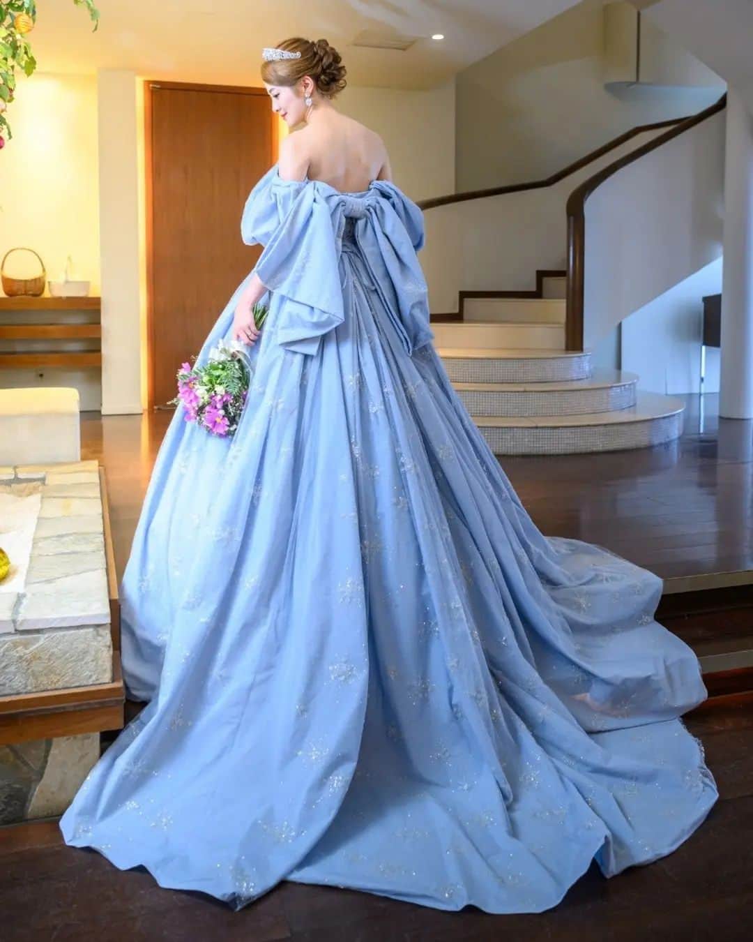 楠木杏さんのインスタグラム写真 - (楠木杏Instagram)「みなさんこんにちは🌞 花粉が凄くて私は早々にダウンしちゃってるけど、みんなは大丈夫？ 今年の花粉はパワー全開みたいだから気を付けようね🤜🤛🔥  今日はカラードレスのこと🤍  カラードレスは、KuraudiaのDisney Princess Design Wedding Dressの6th collectionが発表されたときに、ぜーーーーーーったいにシンデレラのこのドレスを着たい！って決めていたの😍 結婚式とか結婚とかそんなおめでたい話のもーーーっともっと前にね、早すぎるでしょ。笑  だからティアラもピアスも、このドレスと合うか、ウェディングドレスも、このドレスとイメージがどれだけかけ離れるか、が基準になって決めていました。  私の大好きな大好きなシンデレラモチーフ！ 芯が強くて人への愛で溢れている努力家で悲観しない素敵なプリンセス、そんなシンデレラにずっと憧れてるの✨ 肩を少し落として、背中に大きな甘すぎないリボン、細かく細かくデザインされた動く度に反射するグリッターたち。こんなの絶対にかわいすぎるでしょ～😿♥️♥️  大人かわいいを実現させてくれたこのドレス、そして大好きな祖母をイメージしてつくってもらったコスモスのブーケ。 直接見せることは叶わなかったけど、こーーーんなに素敵なドレスを着れたよ、見てたかしら？笑  マーメイドラインのスッキリとした輪郭のウェディングドレスから、このボリュームたっぷりのプリンセスデザイン、これらを着られたのがとっても嬉しかったです🤍  #wedding  #weddingdress #bridalaccessories　#princes #princesdress  #happywedding  #weddingphoto  #tiara #lovetiara  #ラブティアラ #結婚式　#カラードレス #kuraudia #クラウディアドレス #ディズニープリンセス　#プリンセスドレス #シンデレラ　#シンデレラドレス #キラキラドレス #グリッタードレス #クチュールナオコ　#卒花リポ #素敵な時間でした」2月19日 13時56分 - k.anzu_official