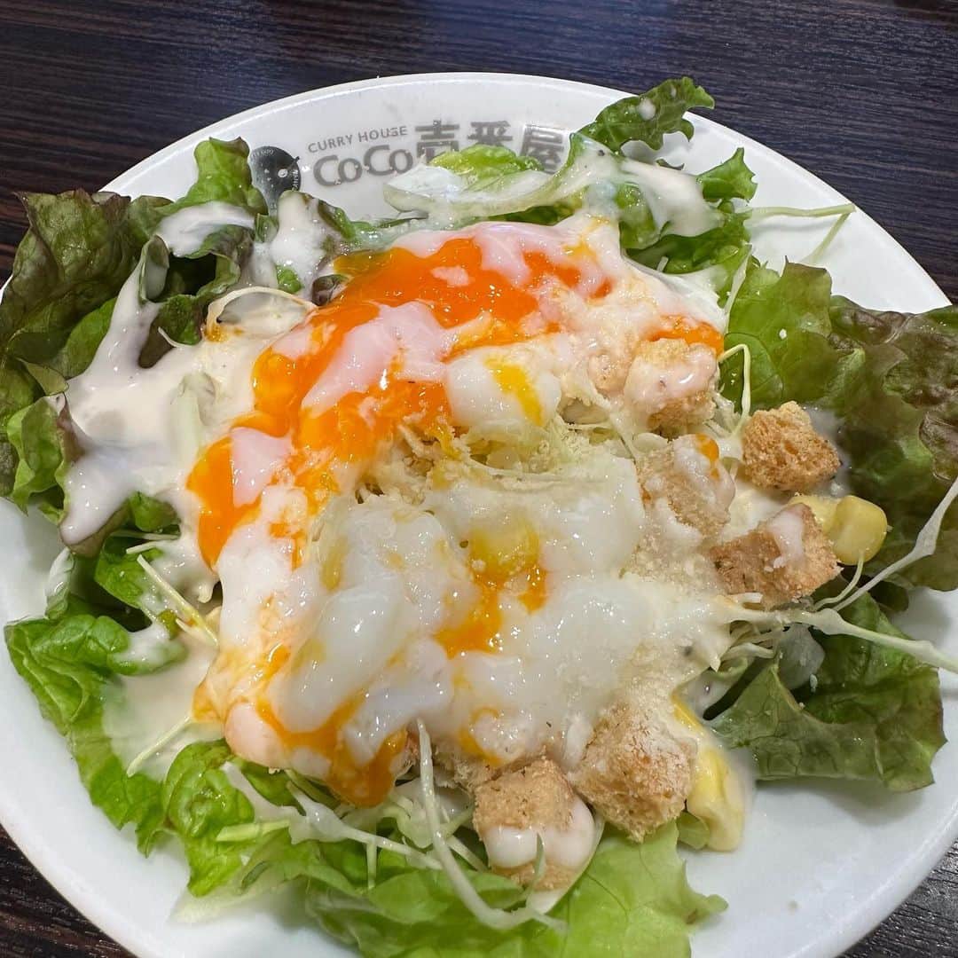 Utsuさんのインスタグラム：「CoCo壱でシーザーサラダを頼む時には、半熟卵をトッピングすべきだと思う。」