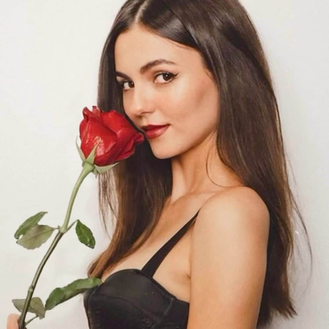 のインスタグラム：「Celebrating my birthday this year with a gift to all of you… 🌹 “Last Man Standing” is out now and all yours! It’s available to stream everywhere (link is in my bio). ❤️ I hope you love this one as much as I do, it’s my favorite yet. Xo Vic」