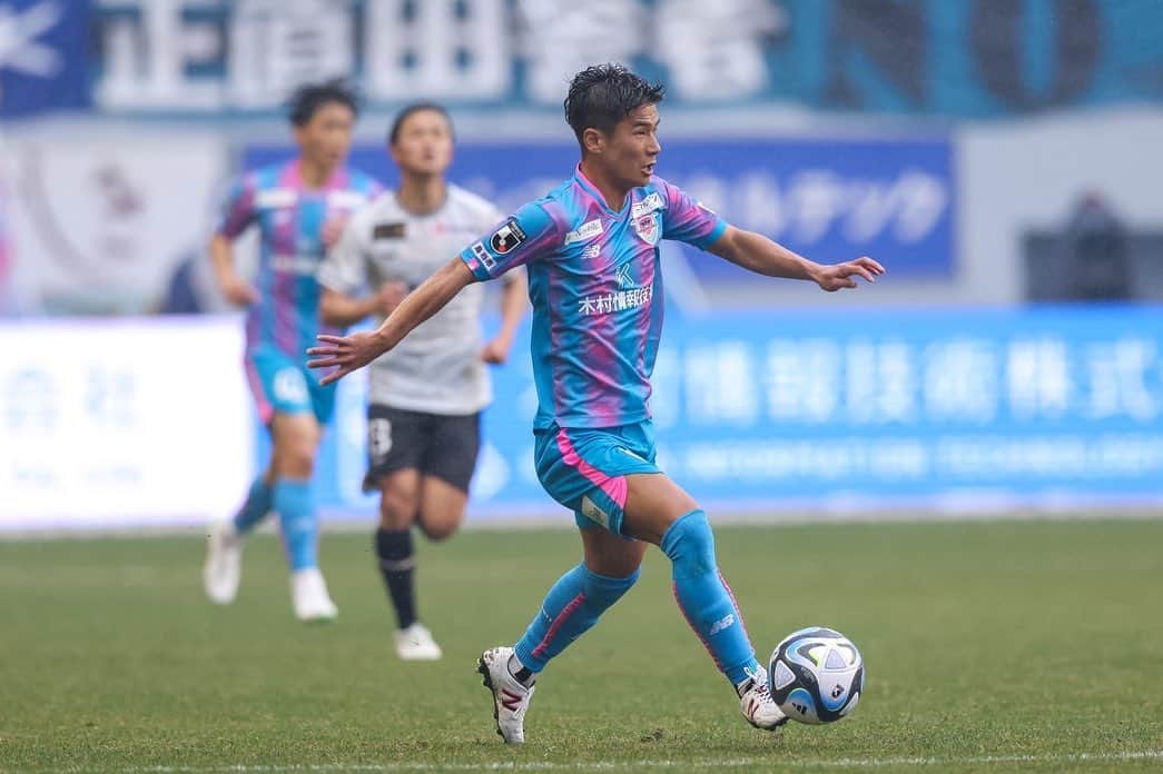 福田晃斗のインスタグラム：「. . . 2023season start‼︎  雨の中応援ありがとうございました。  不甲斐ないとか、甘いとか、敢えてネガティブな言葉は使いたくない。  シンプルに一人一人が自分に矢印を向けて、自問自答すること。  個人が成長すれば、チームは成長する。  また一週間いい準備をします！  . . . #サガン鳥栖 #福田晃斗 #6 #sagantosu  #jleague  #dazn #newbalance #2023 #season」