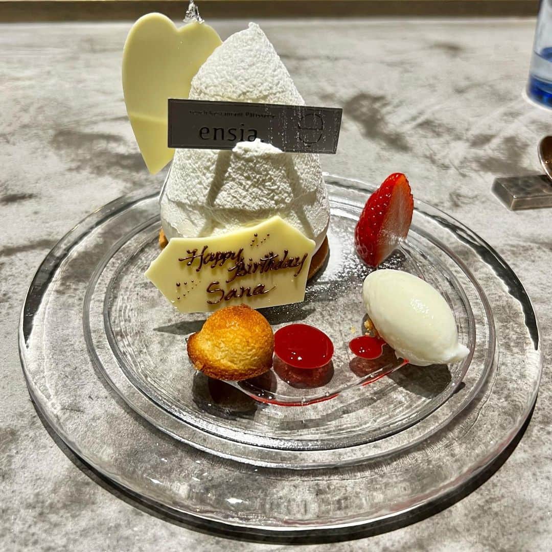 涼瀬みうとのインスタグラム：「🎂🥂🎉 昨日は、お誕生日でした。 0時すぎてから、一日中、たくさんの方からお祝いのメッセージや、ギフト、直接のお言葉もいただきまして、本当に心が温かくなる瞬間がいっぱいの、めちゃめちゃ幸せな日となりました🥰 ありがとうございました‼︎  “おめでとう” って言ってもらえるのって、本当最高っっに幸せ感じるよね☺️💓 だってさ、一年のうちにその日だけは、みんなが一瞬でも私の誕生日だってこと思い出してくれたりして、どんな形であれ想いを馳せてくれてる方がいたりするわけでさ、、わざわざ一手間で連絡くれたりする方もいるわけじゃん？ それってめちゃめちゃ幸せやーん🤗🌈 たくさんの愛を受け取れたので、今ね最強にパワフルな私です❤️‍🔥笑  幸せって巡り巡って循環するものだと思うから、 私も誰かのお誕生日には、きちんと心を込めて “おめでとう” って伝えていきたいなって改めて思いました☺︎  今まで出逢ってきた方も、これから出会うであろう方も、、そのお一人お一人のご縁って、やっぱり奇跡だからさ、大切にしたいし、誠実で素直に…愛を持って深く関わっていきたいです。。😌💝  人は鏡だからね。 よくない意味でも使うことあるけど、今回はいい意味での方ね！ 優しい気持ちで誠実に接していたら、ちゃんと相手の心には届くと思ってるし、やっぱり笑顔でいたら笑顔の伝染が起こるし、プラスのエネルギー交換ができたら一番平和でHappyよね🍀 ほんのちょっとの意識で変化は訪れるのよね。 だからみんなに恩返ししていきたいです🐣  新たな歳も、悩みながら踠きながらも、アホして、楽しんで、成長できるように過ごしていきたいとおもいます🌳  thank uuu.  #birthday #생일」