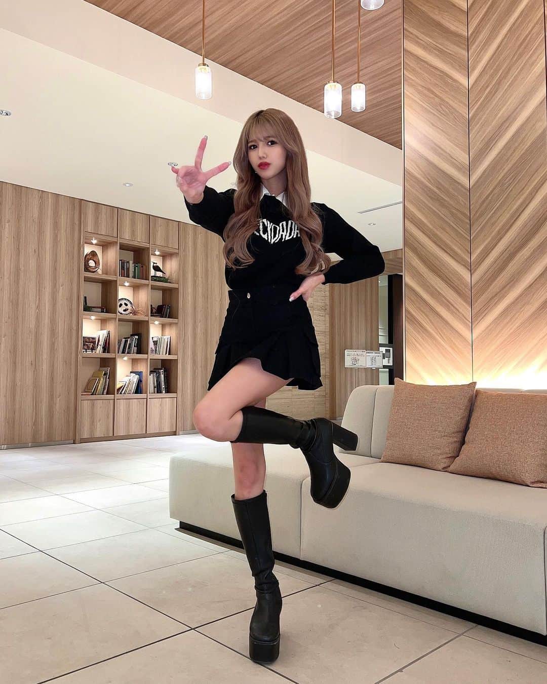きこのインスタグラム：「. 今年の冬ほぼ黒か白の服しか最近着てない😗❤︎ お気に入りのスカート🌈 @blondey_official  . . #blondey」