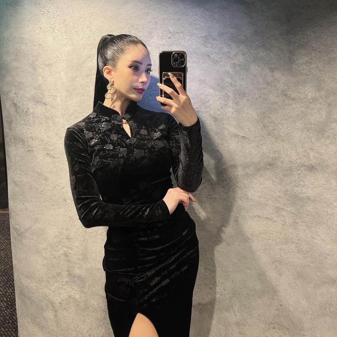 のインスタグラム：「ずっとしたかったヘアーラインの アートメイクやっとしてきた❤︎  ポニーテールよくするから、 横ハゲずっと気にしてたけど めっちゃ自然にうめてくれて大満足☺️💕  痛さが一番心配やったけど、 何度も麻酔重ねて塗って下さって ほんまに全然痛くなかった🥺 終わって麻酔取れたらちょっと ヒリヒリするぐらい☺️  フィットネスされてる方も結構来られるみたいで、 気になる方は是非アカウント チェックしてみて下さい👶🏻  担当してくれたのは @medicalbrowshair 吉田さんです🌹  APP DLお友達紹介キャンペーン フォロワーさんにお得なお知らせ✨  ご来院の際に、私の会員番号をお伝えすれば、 2023年3月末までの期間限定で、 当日使用できる『9,000円分』のポイントを プレゼントしてくれるそうです☺️  ・私の会員番号はこちら 【2004682708740】  友人紹介制度の詳細は公式アカウントのハイライトや投稿から確認して下さい👇 @medicalbrows @medicalbrows_osaka   #medicalbrows #メディカルブロー #メディカルブロー大阪院 #アートメイク大阪 #ヘアラインアートメイク #ヘアライン #アートメイク #メディカルアートメイク #6Dストローク #眉アートメイク」