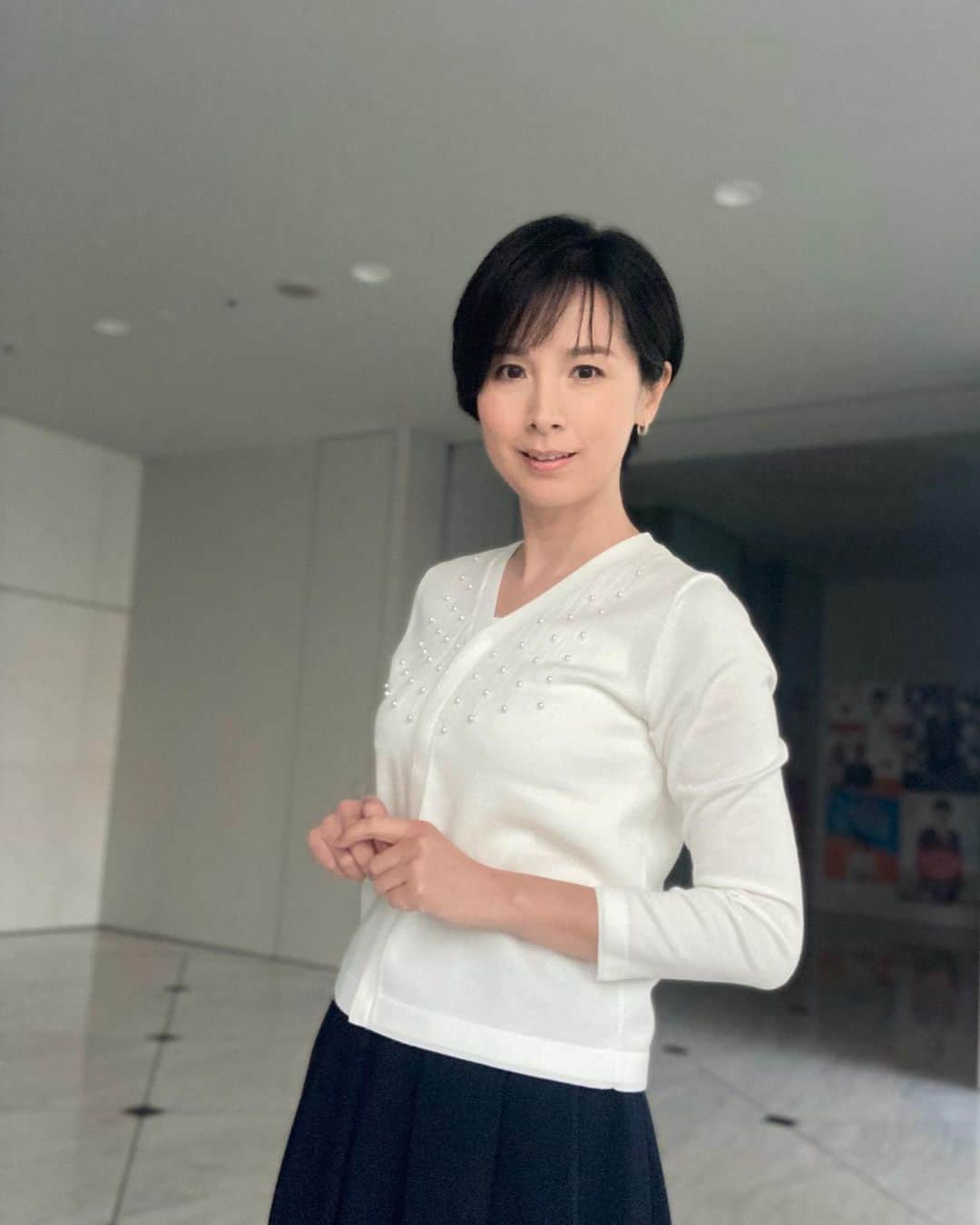 野村真季のインスタグラム：「ANNニュース #着用衣装   1〜4枚目 2/18 朝ニュース/昼ニュース 真っ白なトップスの、レフ効果よ！笑  5〜7枚目 2/15 午後ニュース  . . . 先日 久しぶりに女性雑誌を手にしたところ、「#アネフォー 」なる言葉に出くわし軽い衝撃。40代後半女性を指すようで、この辺りの事情に明るくない私でも、この新語（知らなかったのは私だけ⁇）の表現力に驚かされました。 私自身47歳ですが、 女性の場合、40代前半と後半では大きな（大きな、と繰り返す）違いがあり、同じ40代とくくるにはあまりに乱暴。アラフィフというにはちょっと足りない年齢…この微妙さを言い当て、女性の心理をズバリとつく女性誌の力量を感じたのでした。  #テレビ朝日 #アナウンサー #アナウンサー衣装 #ootd  #40代コーデ #40代ファッション #50代ファッション #大人コーデ #大人ファッション  #野村真季」
