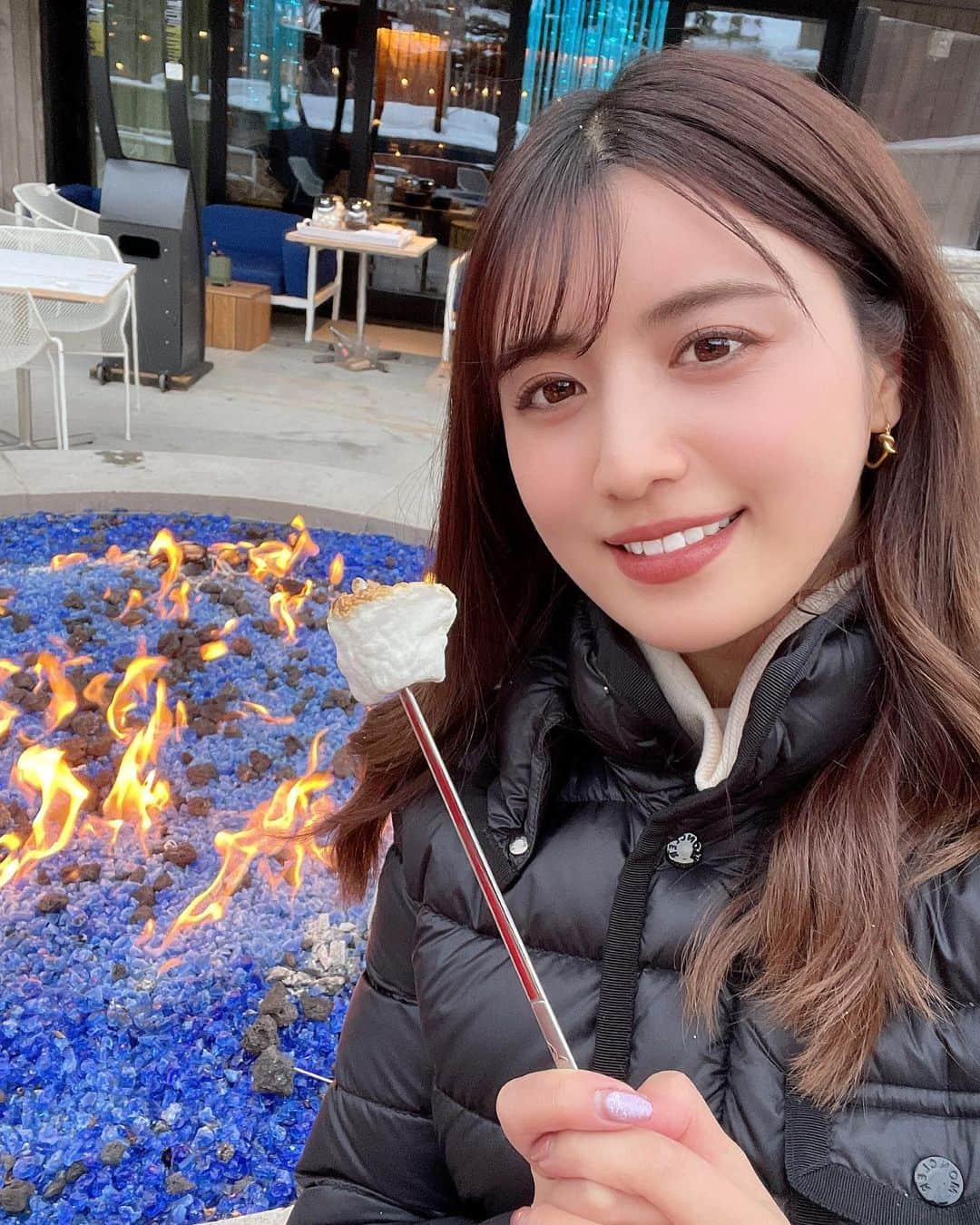 御子柴かなのインスタグラム：「最近、暖かいですね〜🌷 そんなわたしは、気温差で体調崩しました。笑 写真は雪降ってる中、焼きマシュマロ食べたとき☃️❄️」