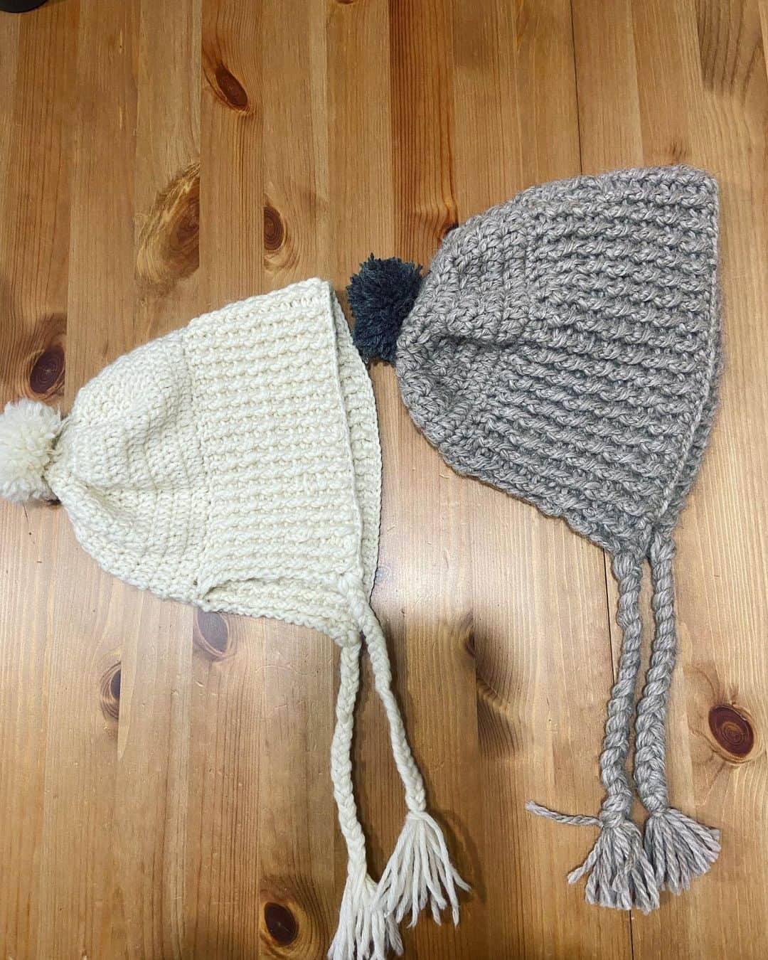 Julie Wataiのインスタグラム：「コツコツ続けてる編み物。娘と私のお揃いのボンネット型ニット帽を作りました。アルパカ系だから暖かい！(もうすぐ春だけど)」