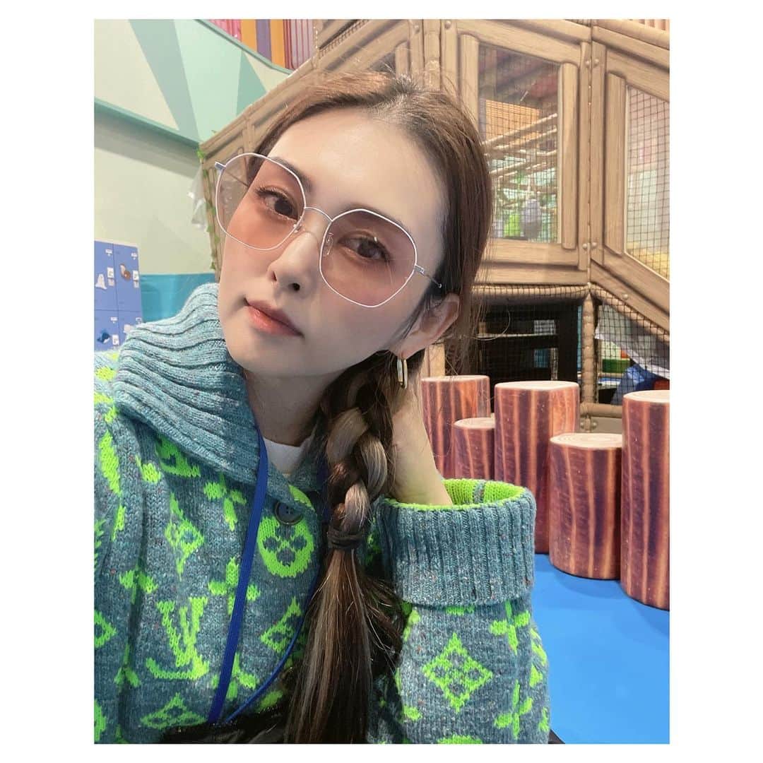 桜井裕美のインスタグラム：「今日は八景島シーパラダイス^_^ 水族館と遊園地を堪能🤭 久しぶりのシロイルカ🐬可愛いかった💚💚💚 ずっと2人で遊んでるから私、暇すぎて自撮り🤳😅  #八景島シーパラダイス」