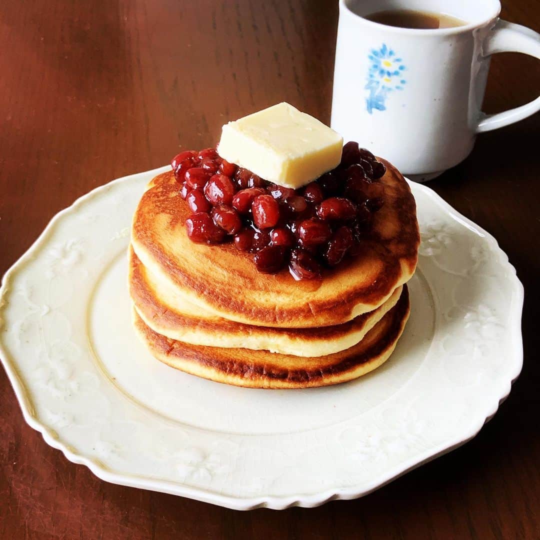 志摩有子さんのインスタグラム写真 - (志摩有子Instagram)「おやつにゆで小豆をのせたホットケーキ。 思いついて焼いたので、ホットケーキミックスと缶詰のゆで小豆を使用。 牛乳、ヨーグルト、卵、溶かしバター少々。 小さめに焼いたからどら焼き感覚。 パクパクと完食。はぁ、満足じゃ。  #小倉ホットケーキ #おやつタイム @hitoshi_yoshino」2月19日 15時44分 - ariko418