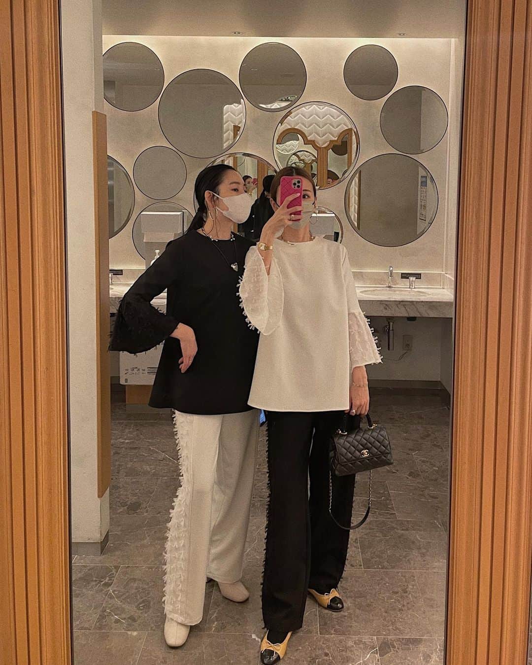 のインスタグラム：「New🤍 @hiand_official   明日までに是非カラーの組み合わせをご検討くださいね✨  素材感も最高なので🖤  最近のハレの日は普段にも着回せる無理しすぎない感じが大前提なんだね！  どんな時でも自分らしく🫶🏻  #HIAND#ハイアンド#ママコーデ#小学生ママ#女の子ママ#男の子ママ#卒園式ママコーデ#モノトーンコーデ#monotonecode#まとめ髪#chanel#ココハンドル#cocohandle」