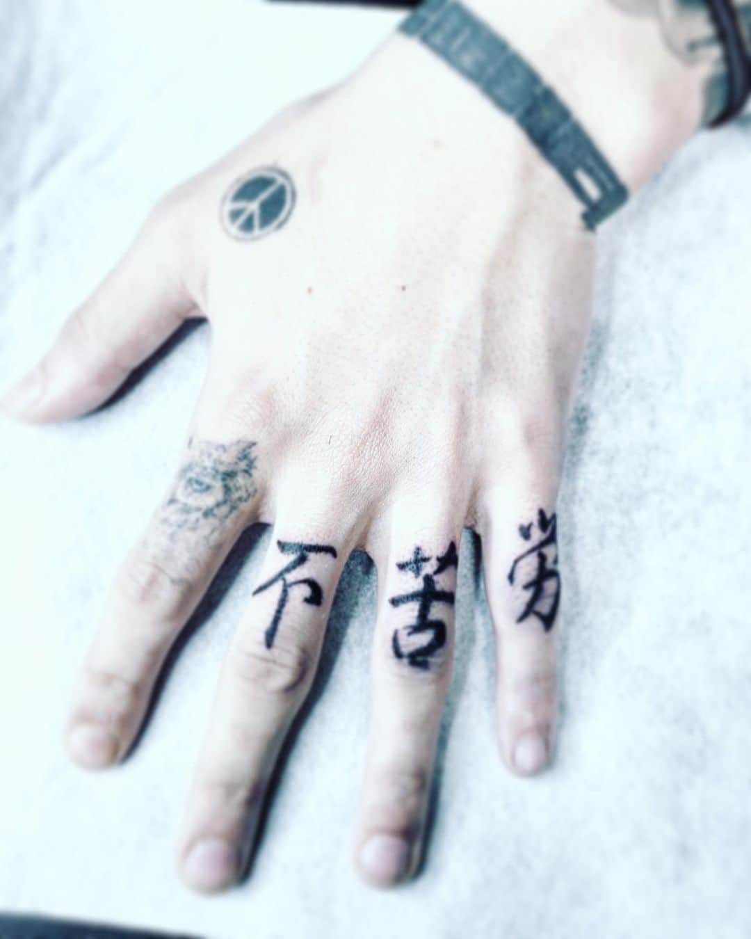 KOHEYさんのインスタグラム写真 - (KOHEYInstagram)「4.20❤️‍🔥 @blun_tattoo  #tattoo  #tattoos  #タトゥー  #tattoodesign  #tattooideas  #fingertattoos  #fingertattoo  #numbertattoo  #kanjitattoo」2月19日 21時13分 - 1125kohey