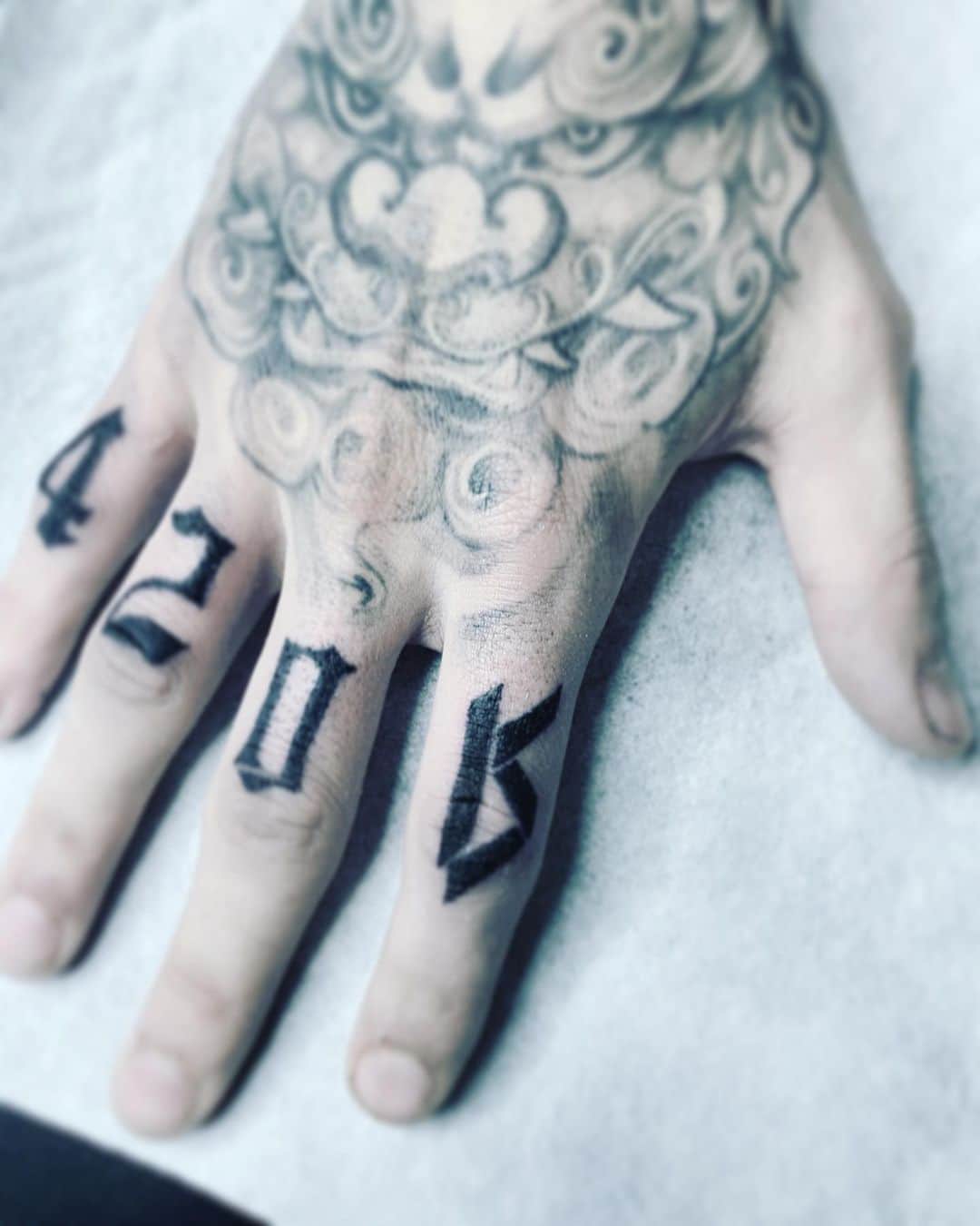 KOHEYのインスタグラム：「4.20❤️‍🔥 @blun_tattoo  #tattoo  #tattoos  #タトゥー  #tattoodesign  #tattooideas  #fingertattoos  #fingertattoo  #numbertattoo  #kanjitattoo」