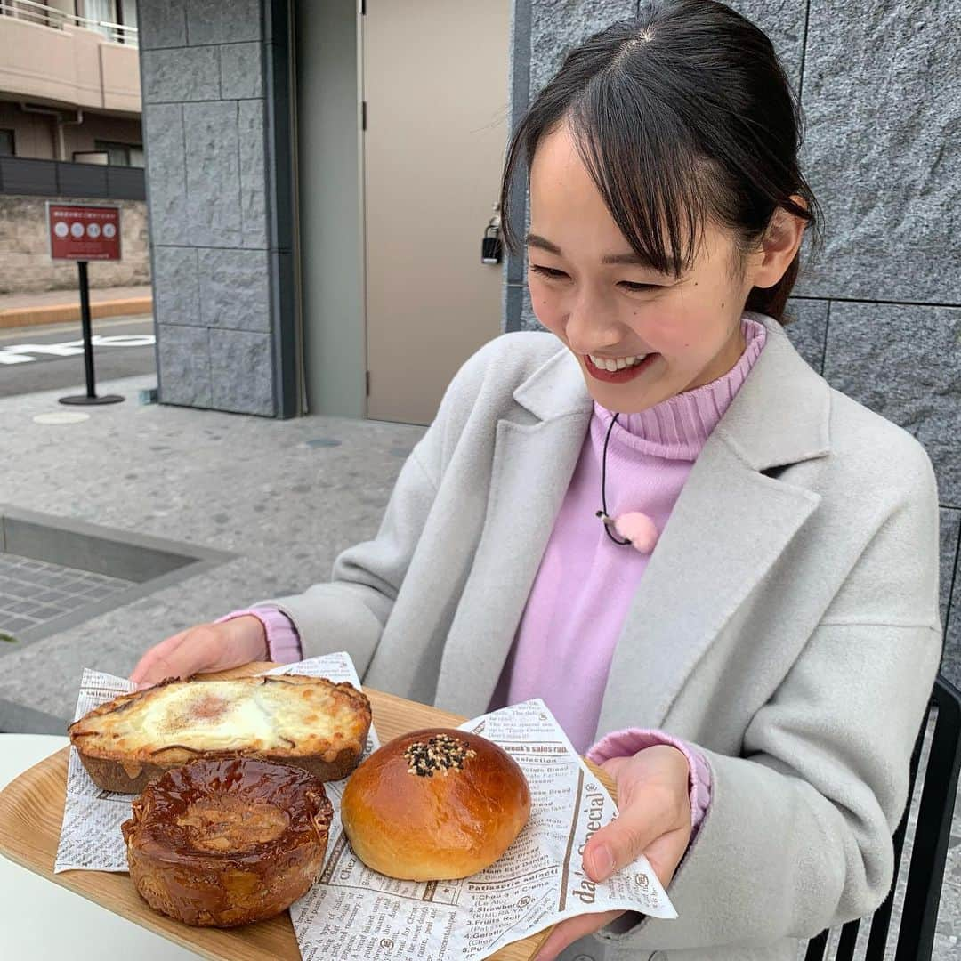 浦口史帆のインスタグラム：「🥐🥪🥯🥪🥐  先日#スイッチ! のロケで伺った東山公園駅近くの人気のパン屋さん、#SUN 🥖💘  洗練されたお店のショーケースに並ぶパンは、なんだかちょっぴり誇らしげでキラキラ輝いてみえました🌟  #あんぱん は、店長さんのおっしゃる通り、ホッと「安」心する優しい味わいでした‥🥰🤍  番組で紹介した以外のパンも色々ゲット✌️どれもとっても美味しくて幸せ‥🤤💕  #東山動植物園 のすぐ近くなので、ぜひ動物園や植物園と合わせてお出かけください🫶❣️  東山のコアラの赤ちゃん達🐨(だいふく)🐨(おもち)🐨(ししお)にも会いに行きたいので、 また休日にお邪魔しよーっと☺️🥯💕  #名古屋パン屋 さん #東山公園 #パン屋さん巡り #ブーランジェリーサン #BOULANGERIESUN」