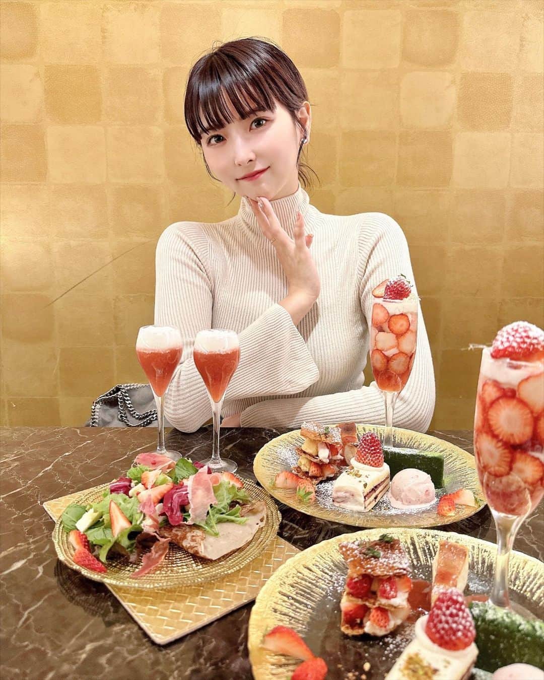 のインスタグラム：「ダイエットは明日から❤︎ . . ゆうぴぴちゃんと新宿でいちごスイーツ🍓 @sweet_yup_sweet  . . . 内装が金ぴかで凄かった✨ @saryou.okuman  .. .  .  ------------------------------  #旅行  #サウナ #ダイエット  💠@kikigram_97 ←インスタ歴10年フォロワー42万人 💠-13kgダイエット成功 (ハイライトにまとめてあります) 💠1997.08.21 168cm 💠猫と犬との幸せな暮らし 💠事務所無所属(フリーランスインフルエンサー) →お仕事ご依頼はDMにて📩🤲🏻 💠TikTok♪、Twitter🕊も 💠KADOKAWAさんから写真集発売中 ！ 💠会員制限定写真はハイライトの「裏垢」から ↑応援よろしく❤︎  . フォロー、保存、コメント喜びます✨      　TAP ➡️ @kikigram_97 ⬅️   -------------------------  . . . #スイーツ　#スイーツ巡り #スイーツ好き #スイーツ女子 #ワイドバンク　#インスタ映え #インスタグラマー　#いちごスイーツ #いちごパフェ #いちご好き #イチゴパフェ #新宿グルメ #新宿カフェ #インスタ映えスイーツ #インスタ映えグルメ」