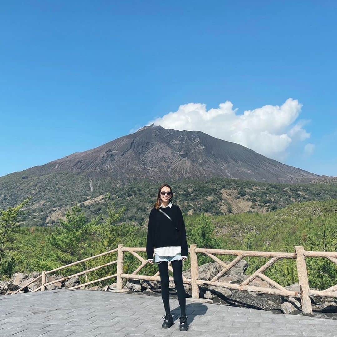 鮎河ナオミのインスタグラム：「桜島⛰ お天気が良くて暖かくて、ちょっとハワイ島の雰囲気に似てました🌴」