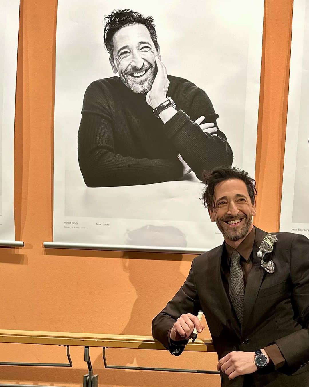 エイドリアン・ブロディのインスタグラム：「Hello Berlin! 🇩🇪 It was so special to be here with the #worldpremier of our film #Manodrome at the @berlinale 🎥🎥🎥Many thanks to my friends @montblanc @stephanieradl @brioni_official & @elsajin519 for keeping me on point. 🖊 🕺🏻✨」