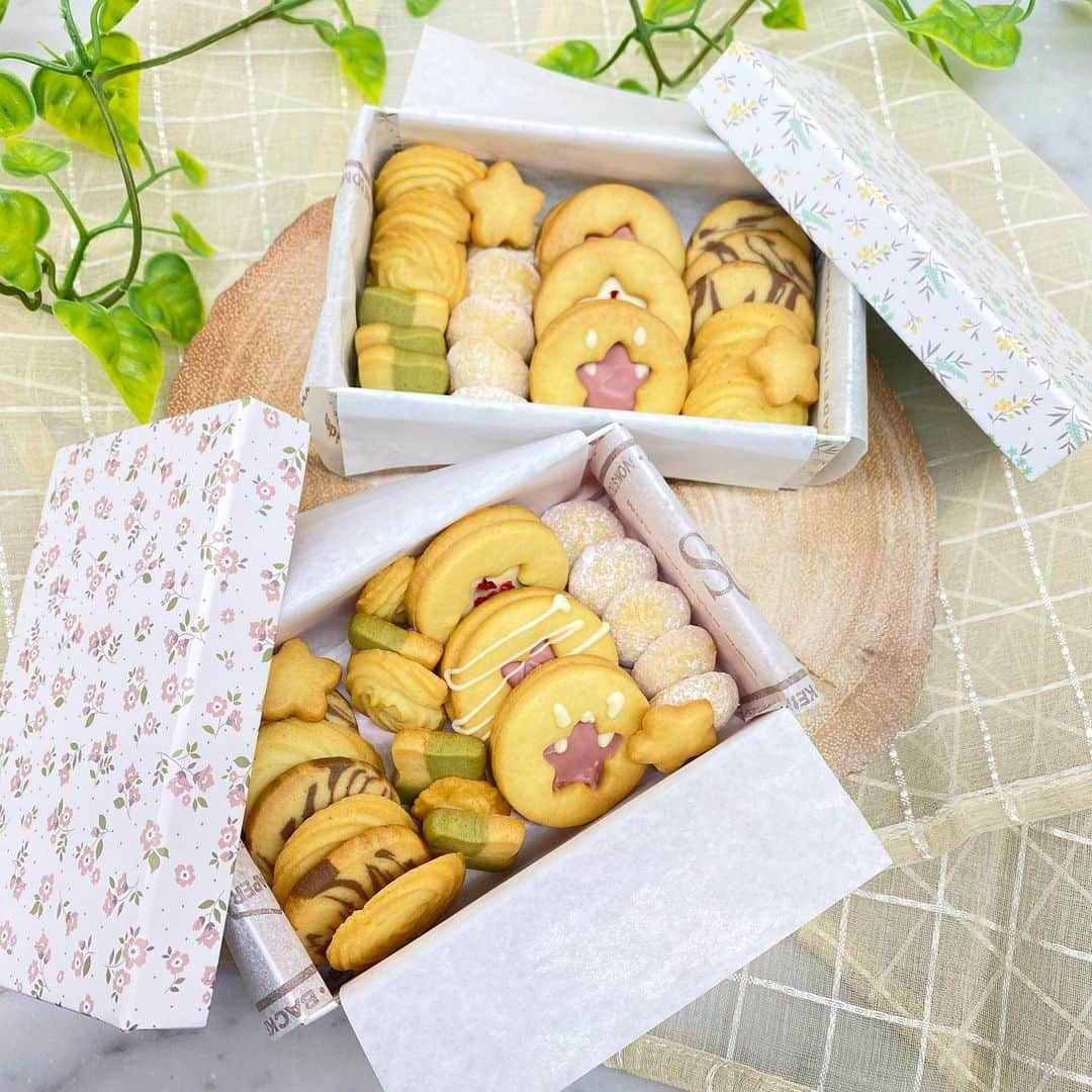 名古屋コミュニケーションアート専門学校_製菓調理のインスタグラム：「. 🧁パティシエ体験🧁 クッキーBOXを作りました🙌 春らしく桜にくり抜いたクッキーに デコレーション！🌸 スノーボールクッキーや マーブルクッキー ボックスクッキー 絞りクッキーが入っています💐  ラッピングもこだわりました！  #クッキー缶#クッキーBOX#クッキーギフト#パティシエ#手作りお菓子#バレンタイン#ホワイトデー #スノーボールクッキー」