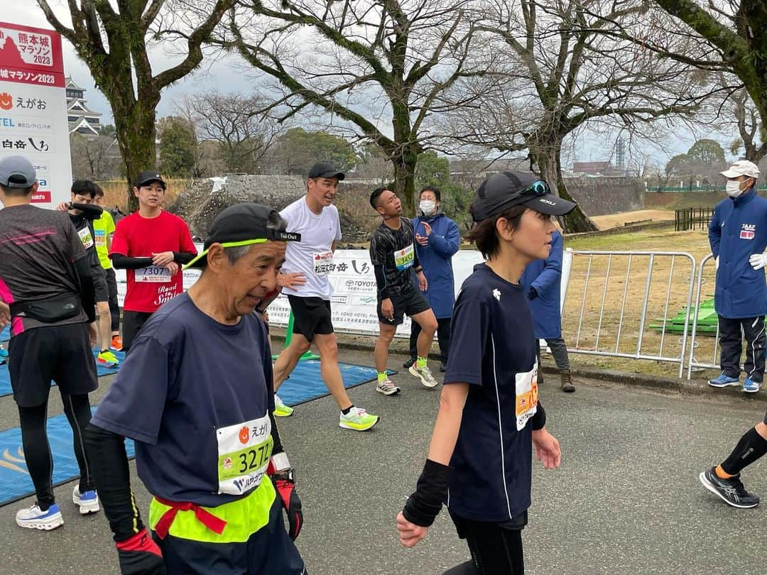 松田丈志さんのインスタグラム写真 - (松田丈志Instagram)「目標のサブ4達成する事ができました✨ グロスで3:58:45 ネットで3:55:51 でした！ 当然の如く30km付近から少しずつ足がキツくなり、35km辺りから熊本城に着くまでの登りは流石にキツかった！ でも沿道の皆さんの応援、サブ4ペースセッターの皆さんの応援、そして一緒にサブ4目指して走ってた皆さんの応援力になりました！ インターバルトレーニングやジョグを一緒にやってくれた皆さんもありがとうございました😊 #熊本城マラソン2023  #自分超え」2月19日 16時42分 - tkc001