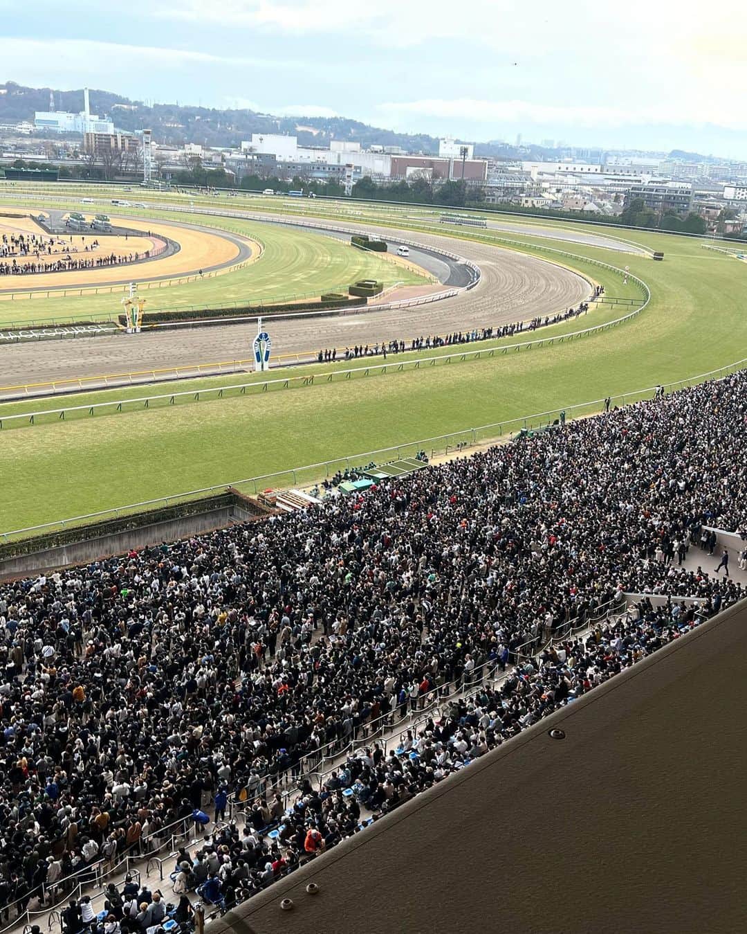 erinaさんのインスタグラム写真 - (erinaInstagram)「今年初の東京競馬場は #フェブラリーステークス でした❤️ コロナ前のような歓声に圧倒された🐴  福永騎手日本で最後の騎乗も見れて泣きそうになった🥲 騎手人生お疲れ様でした🥲  なんか投稿が競馬だらけになってきた、 もっと可愛らしい投稿がんばります  #東京競馬場 #フェブラリーs」2月19日 16時46分 - erina_umajo