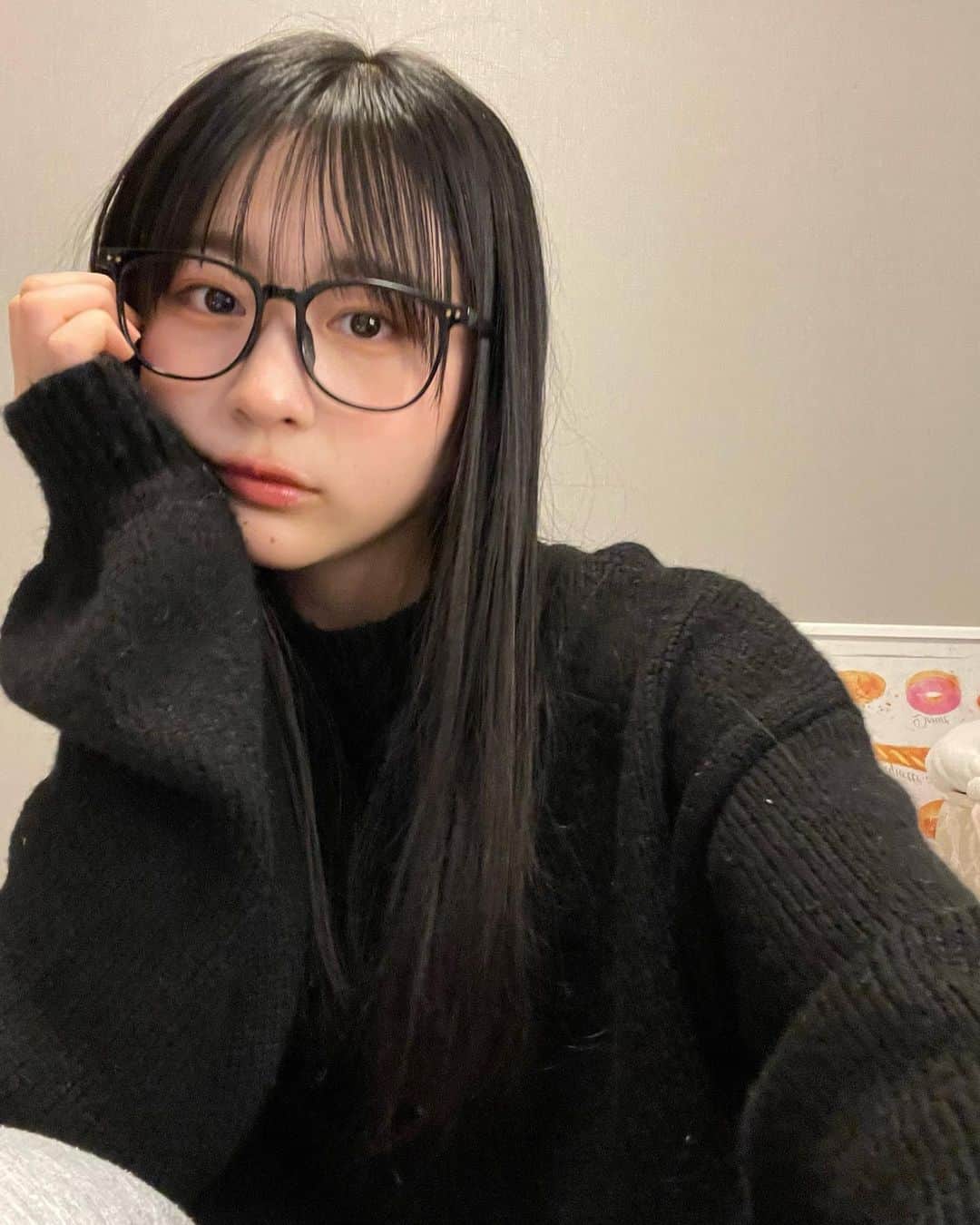 のインスタグラム：「久しぶりに黒縁メガネつけた🥸」