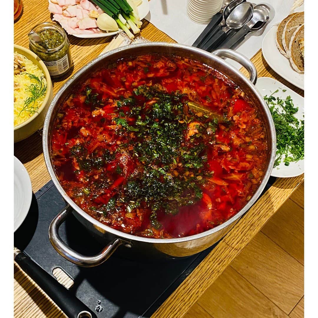 勝恵子さんのインスタグラム写真 - (勝恵子Instagram)「ウクライナから避難して日本で暮らしている方々のサンクスイベントをご紹介いただき、ウクライナ料理教室に参加。 赤いボルシチビーツをたっぷりと使ったボルシチは、サワークリームを入れて。 野菜の甘さに酸味が溶け込んで爽やかな味。 半月の形をした、ヴァレーヌィクも美味しかった。挽肉やカッテージチーズが入ってます。 3品目は、チキンサラダ。パイナップル入り。 子供達もいましたが、1年も暮らしてると日本語がすごく上手。なんと逞しい！ 一日も早く、母国で穏やかな生活が戻りますように。  #ウクライナ #ウクライナ料理 #ボルシチ #サンクスイベント」2月19日 16時59分 - keiko.katsu