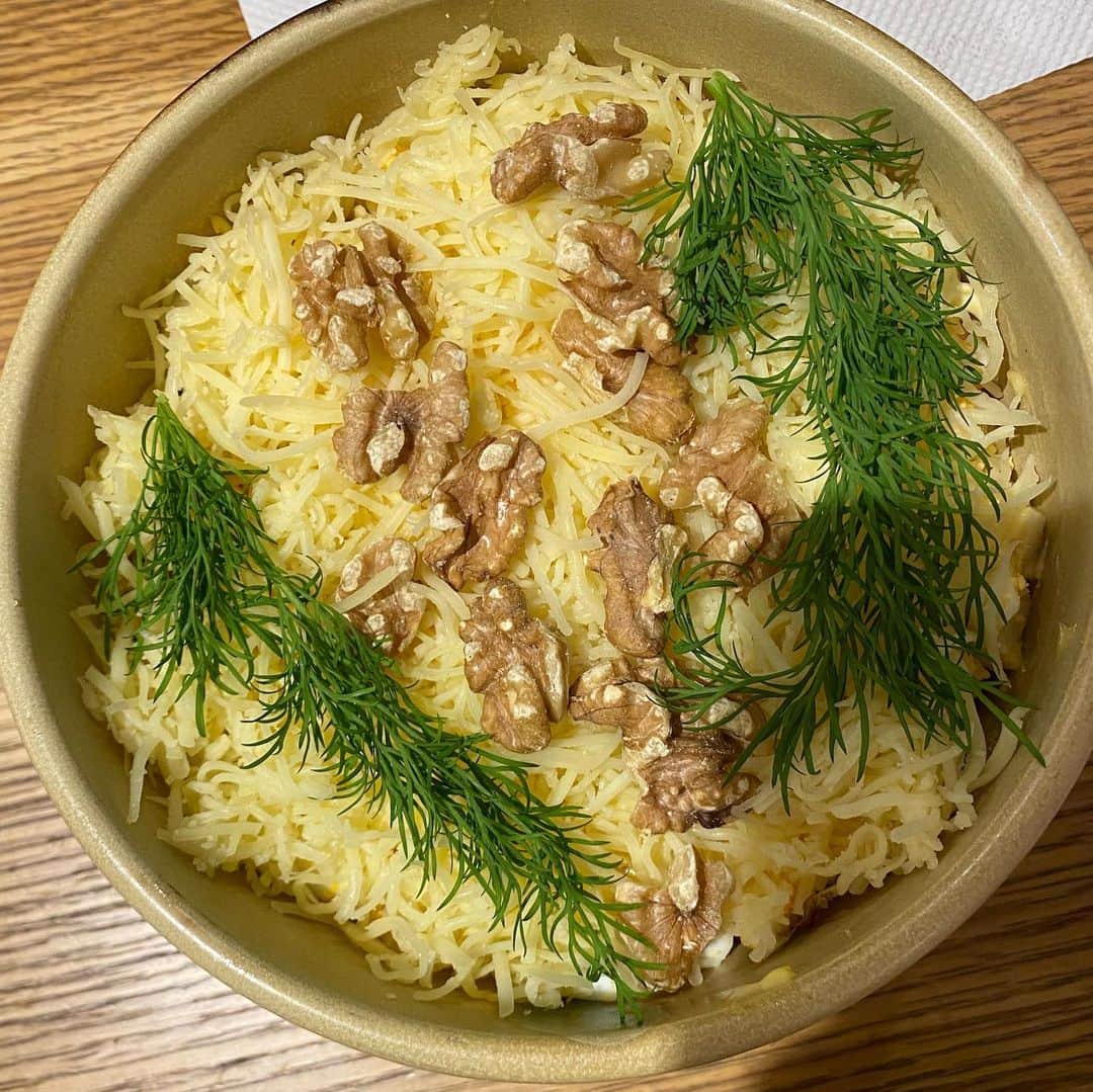 勝恵子さんのインスタグラム写真 - (勝恵子Instagram)「ウクライナから避難して日本で暮らしている方々のサンクスイベントをご紹介いただき、ウクライナ料理教室に参加。 赤いボルシチビーツをたっぷりと使ったボルシチは、サワークリームを入れて。 野菜の甘さに酸味が溶け込んで爽やかな味。 半月の形をした、ヴァレーヌィクも美味しかった。挽肉やカッテージチーズが入ってます。 3品目は、チキンサラダ。パイナップル入り。 子供達もいましたが、1年も暮らしてると日本語がすごく上手。なんと逞しい！ 一日も早く、母国で穏やかな生活が戻りますように。  #ウクライナ #ウクライナ料理 #ボルシチ #サンクスイベント」2月19日 16時59分 - keiko.katsu